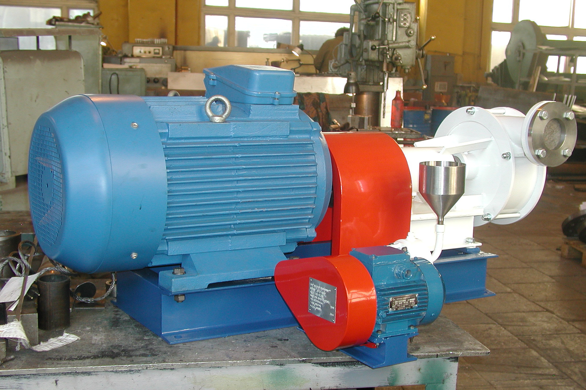 Проточные роторно-пульсационные аппараты серии ПРГ (диспергаторы). ПЕТЕРБУРГНИИХИММАШ разрабатывает и изготавливает оборудование