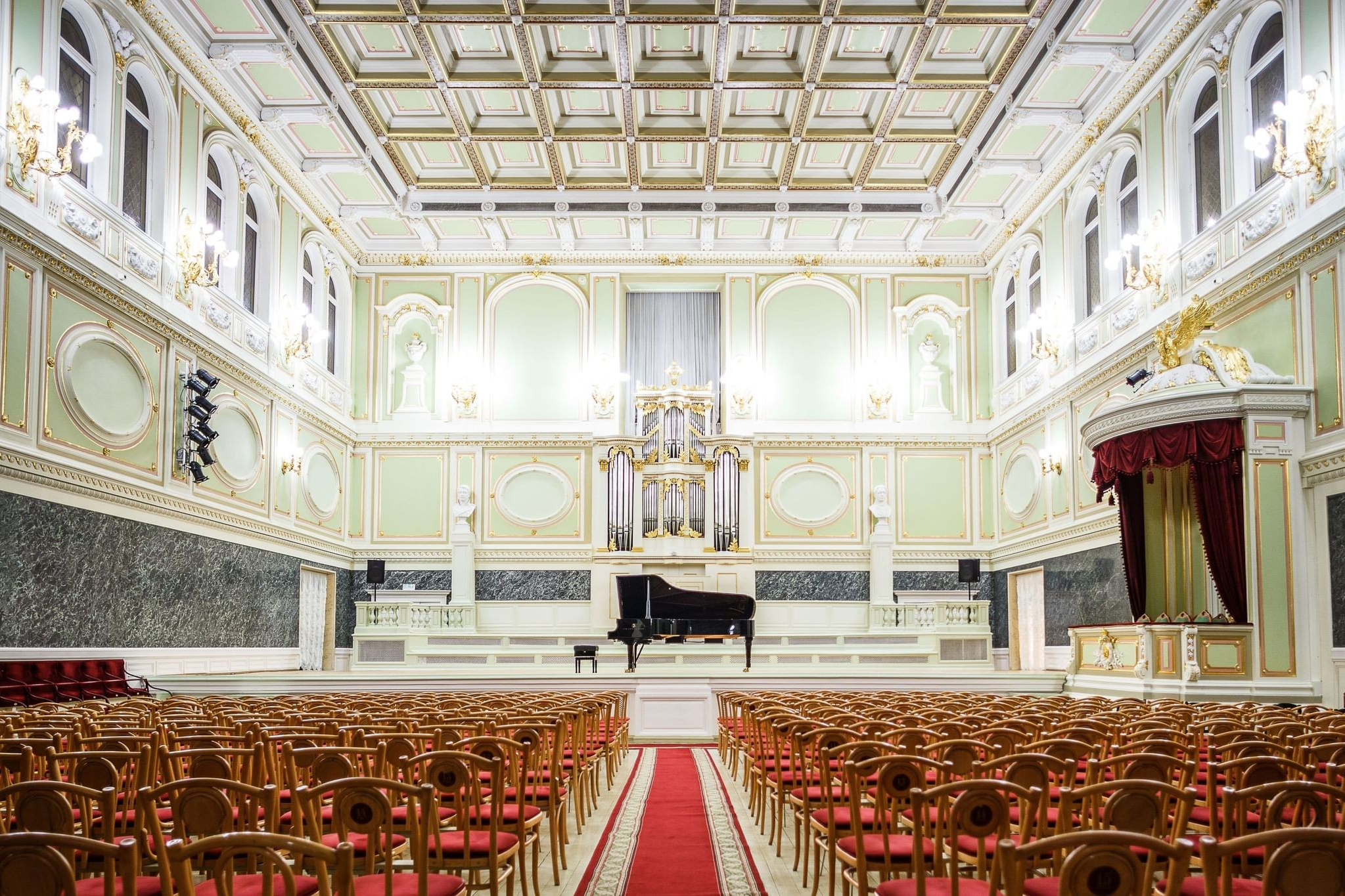 Дирижер Андрей Колясников