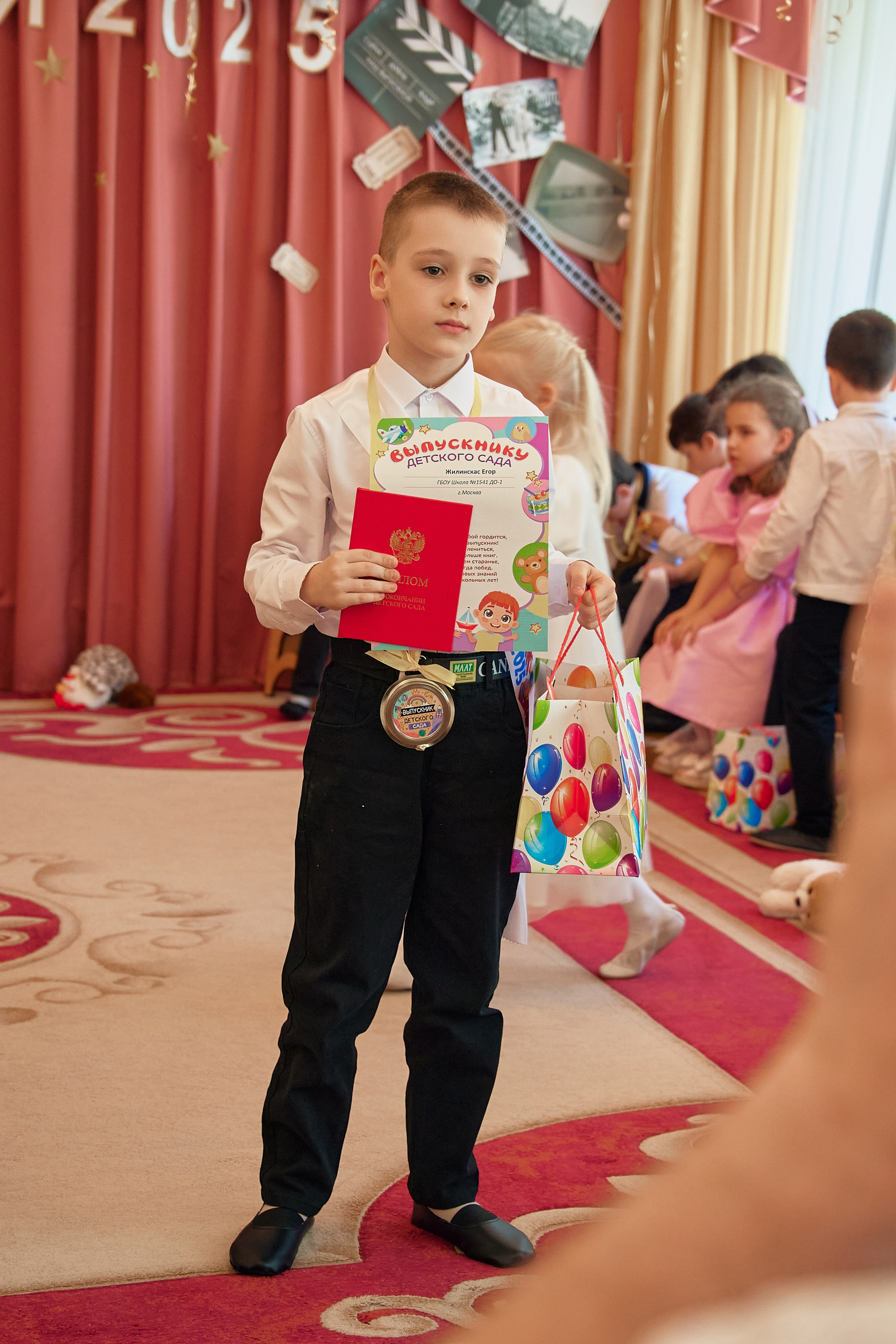 Награждение на выпускном в детском саду, забронировать дату выпускного в саду можно на этой странице