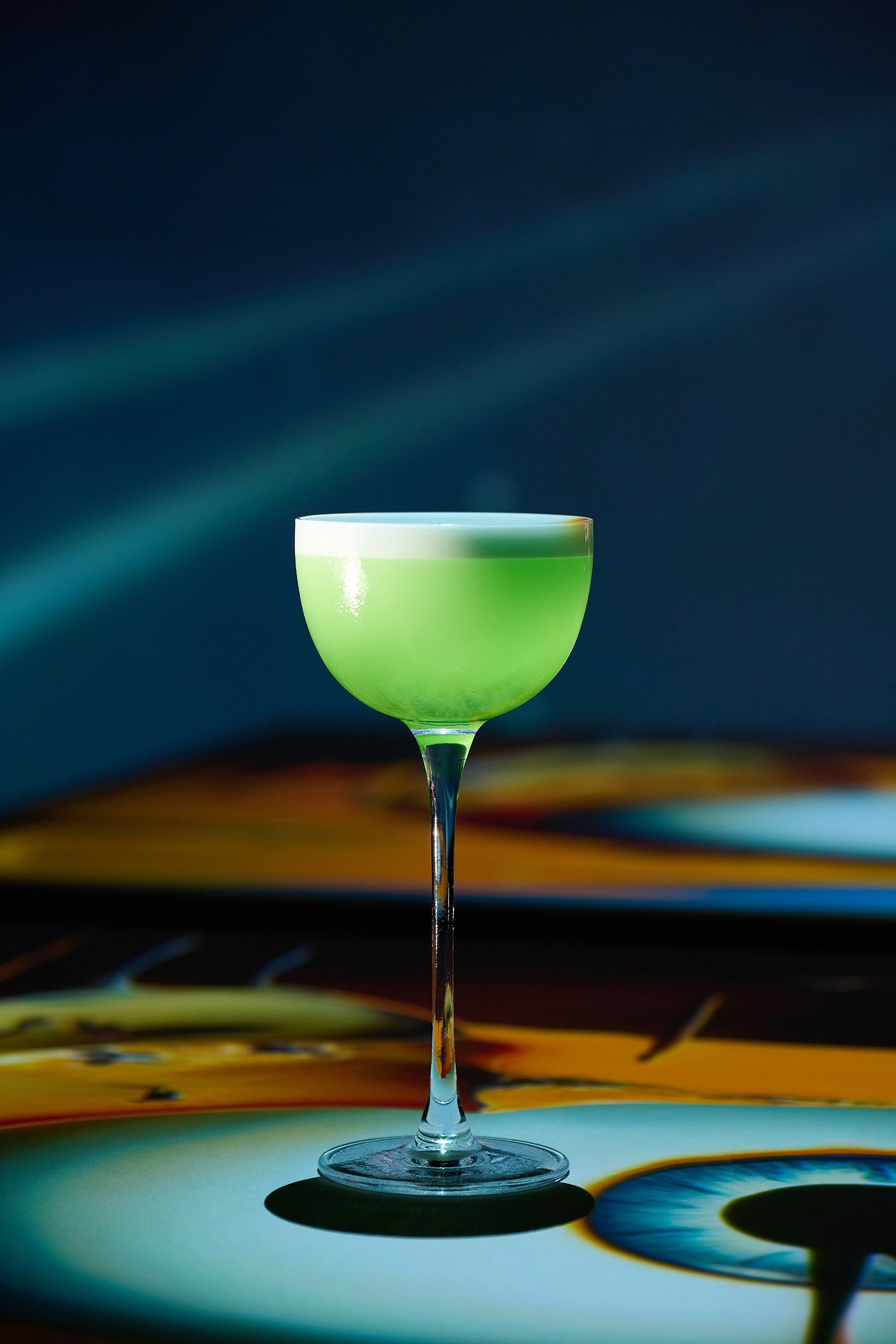 Съемка стеклянной посуды на белом фоне