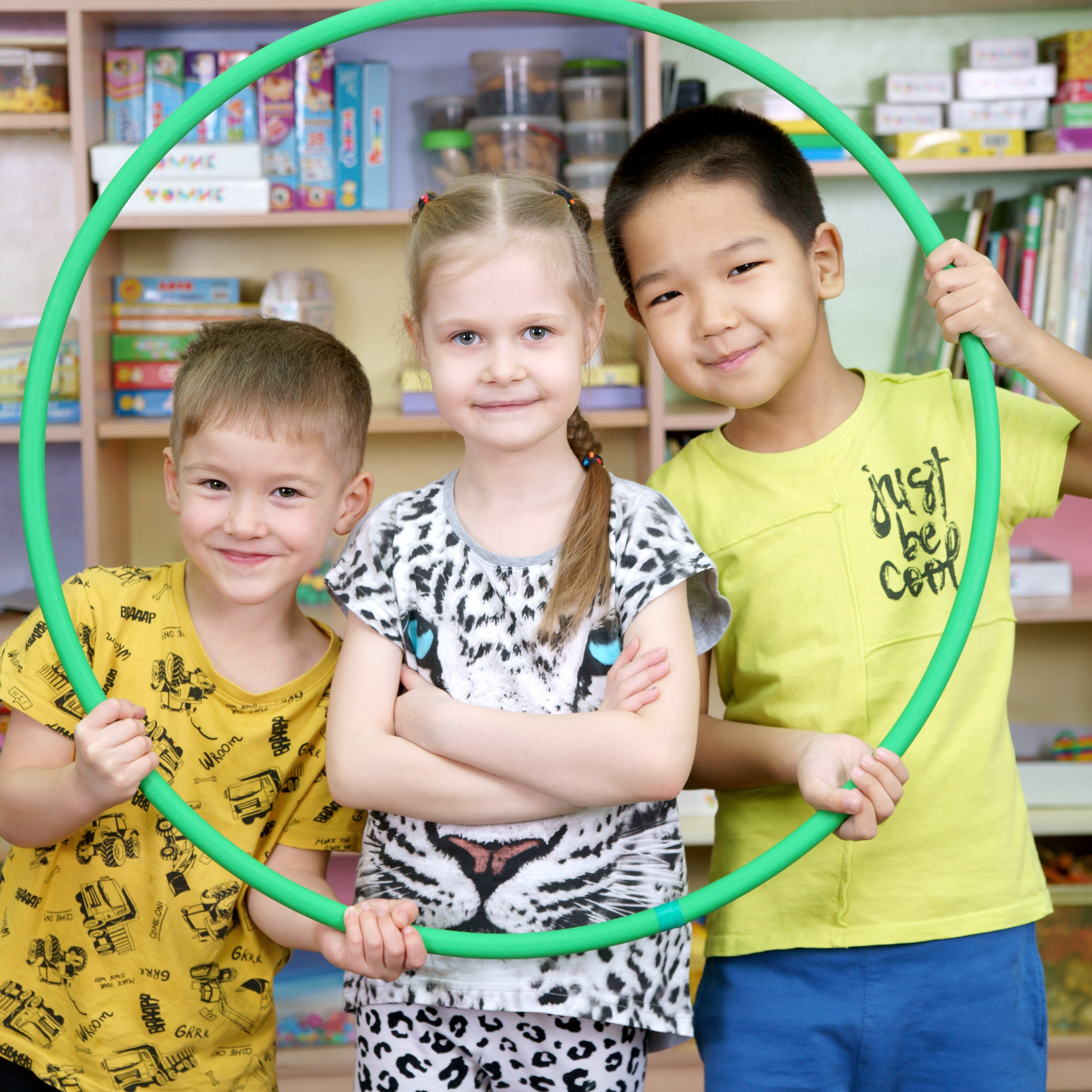 Фотосессия выпускников детского сада в группе с обручем