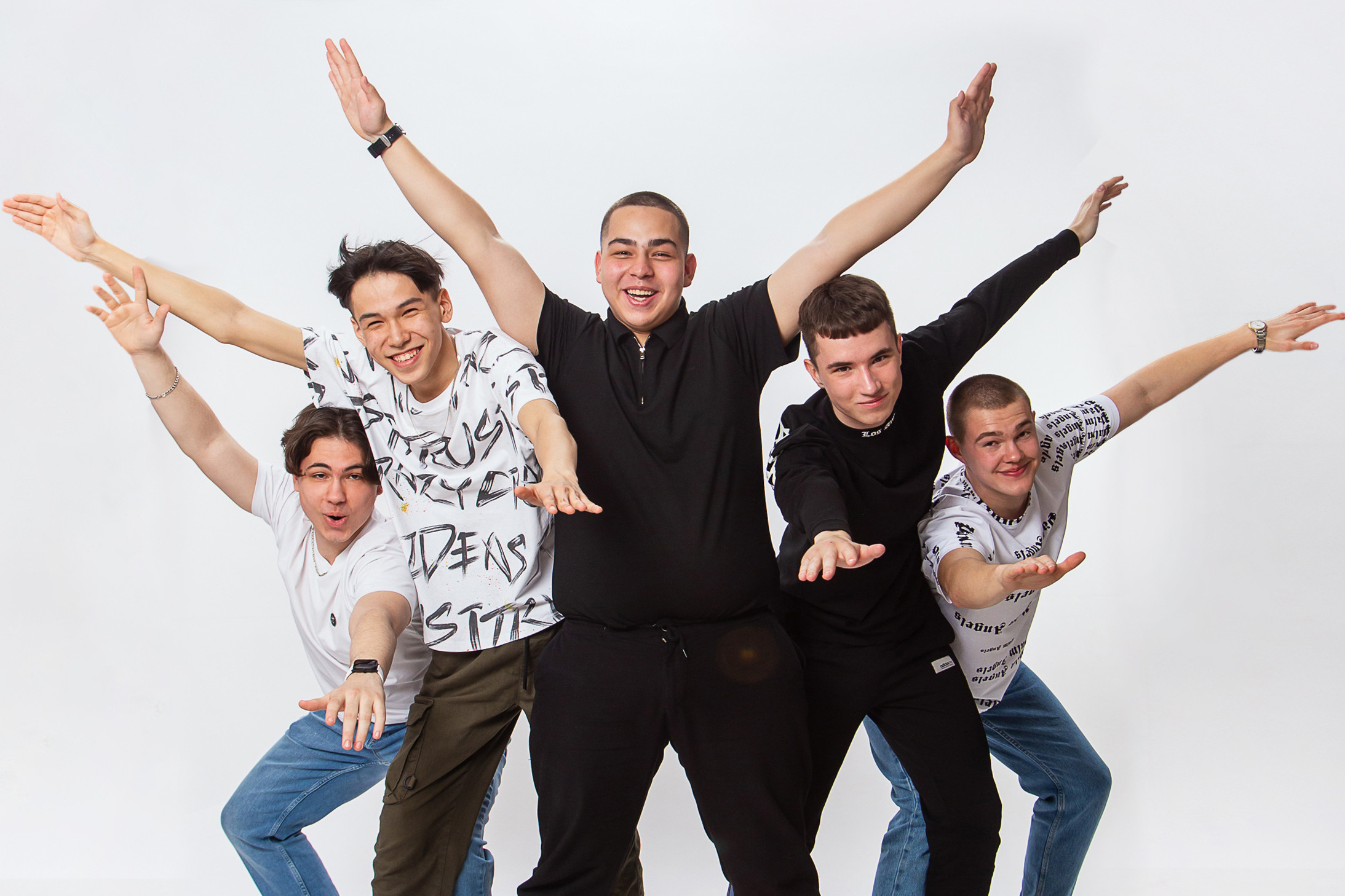 Эмоциональная фотосессия выпускников в фотостудии Темиртау. Белый фон. Фото школьных друзей.