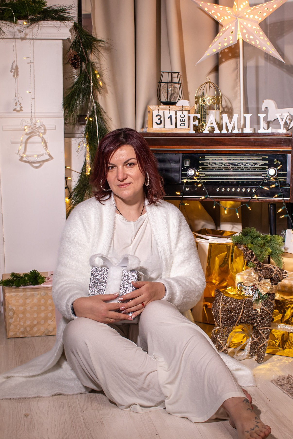 Женский портрет в белом свитере на новогодней локации — фотограф Карасёва Елена