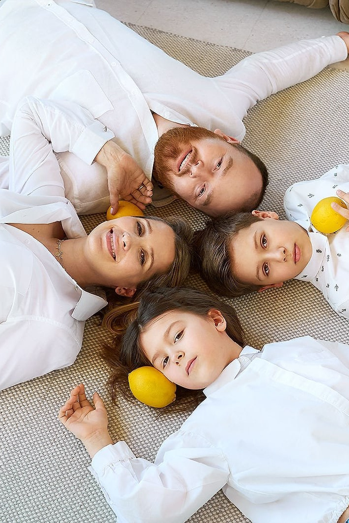 Фотосессия семьи в студии