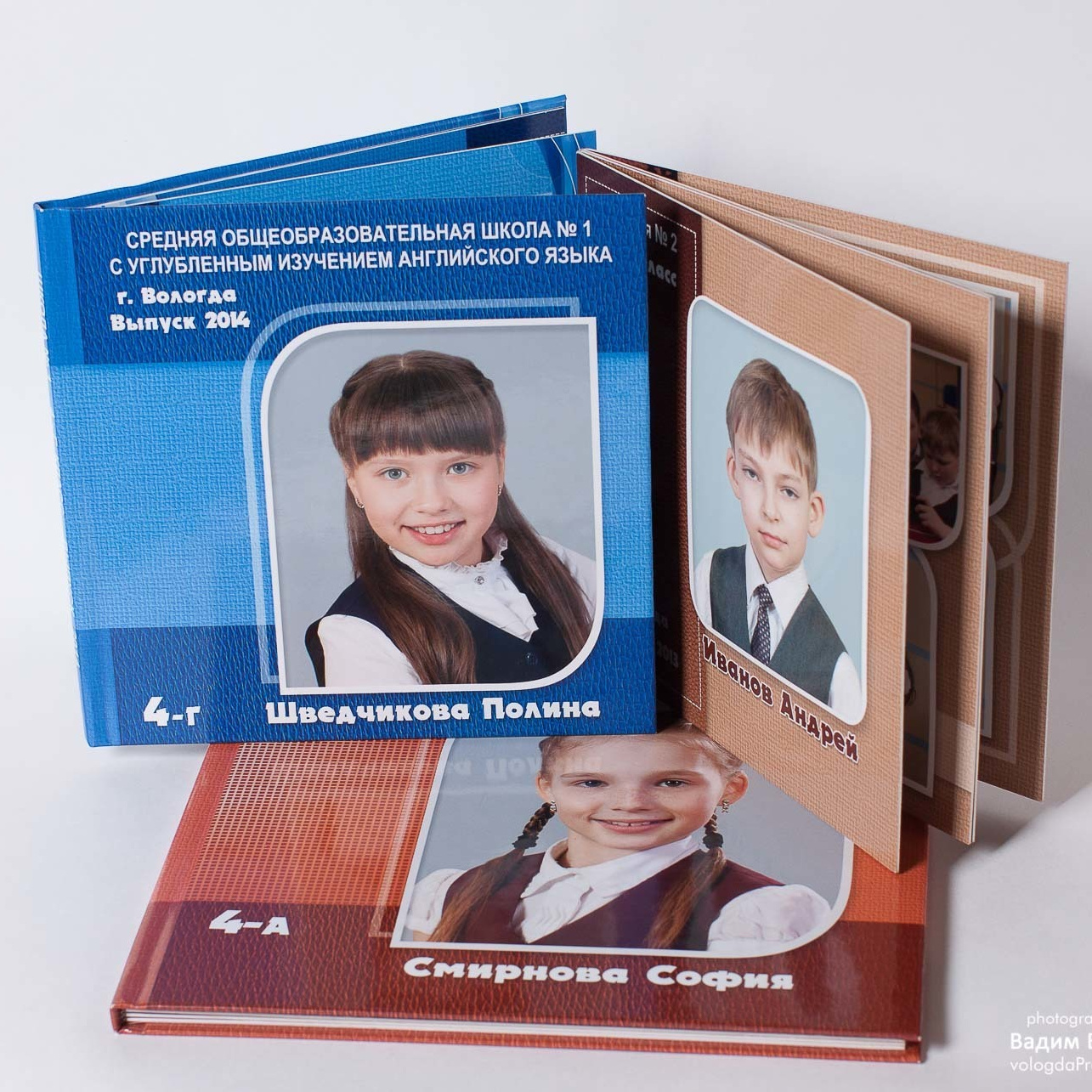 Три выпускных квадратных альбома: синий, коричневый и бордовый