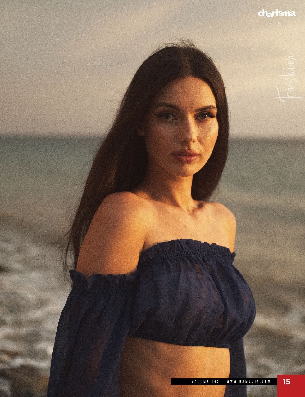 Портрет девушки на фоне моря