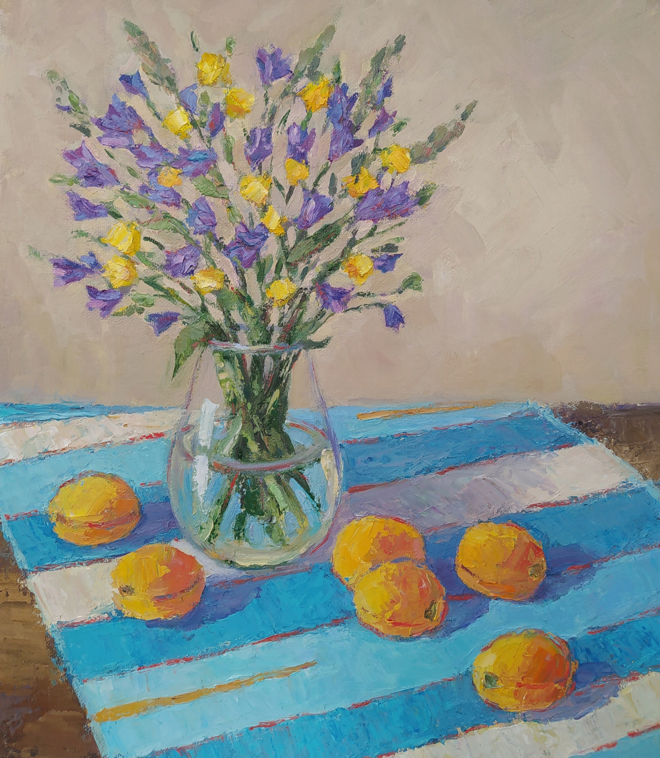 Букет полевых цветов в стеклянной вазе и абрикосы , картина маслом