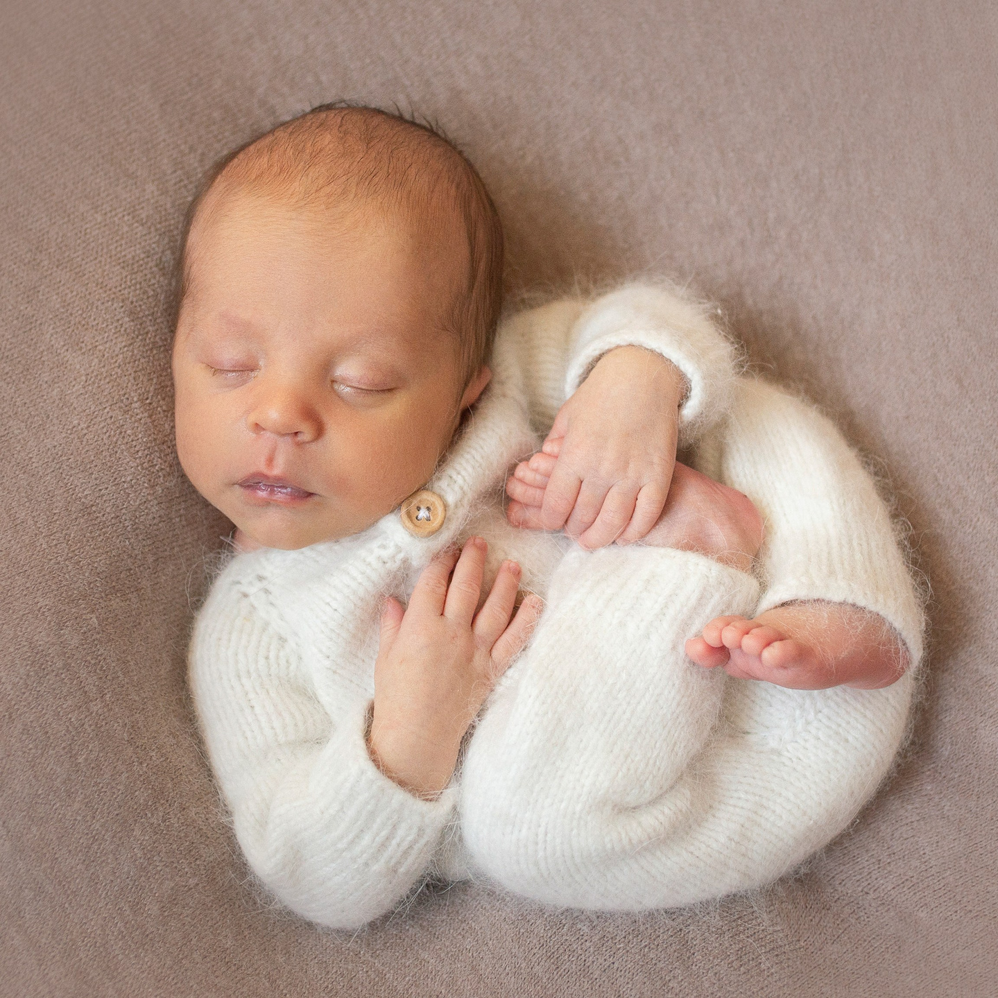 Фотограф обучает позированию новорождённых на мастер‑классе