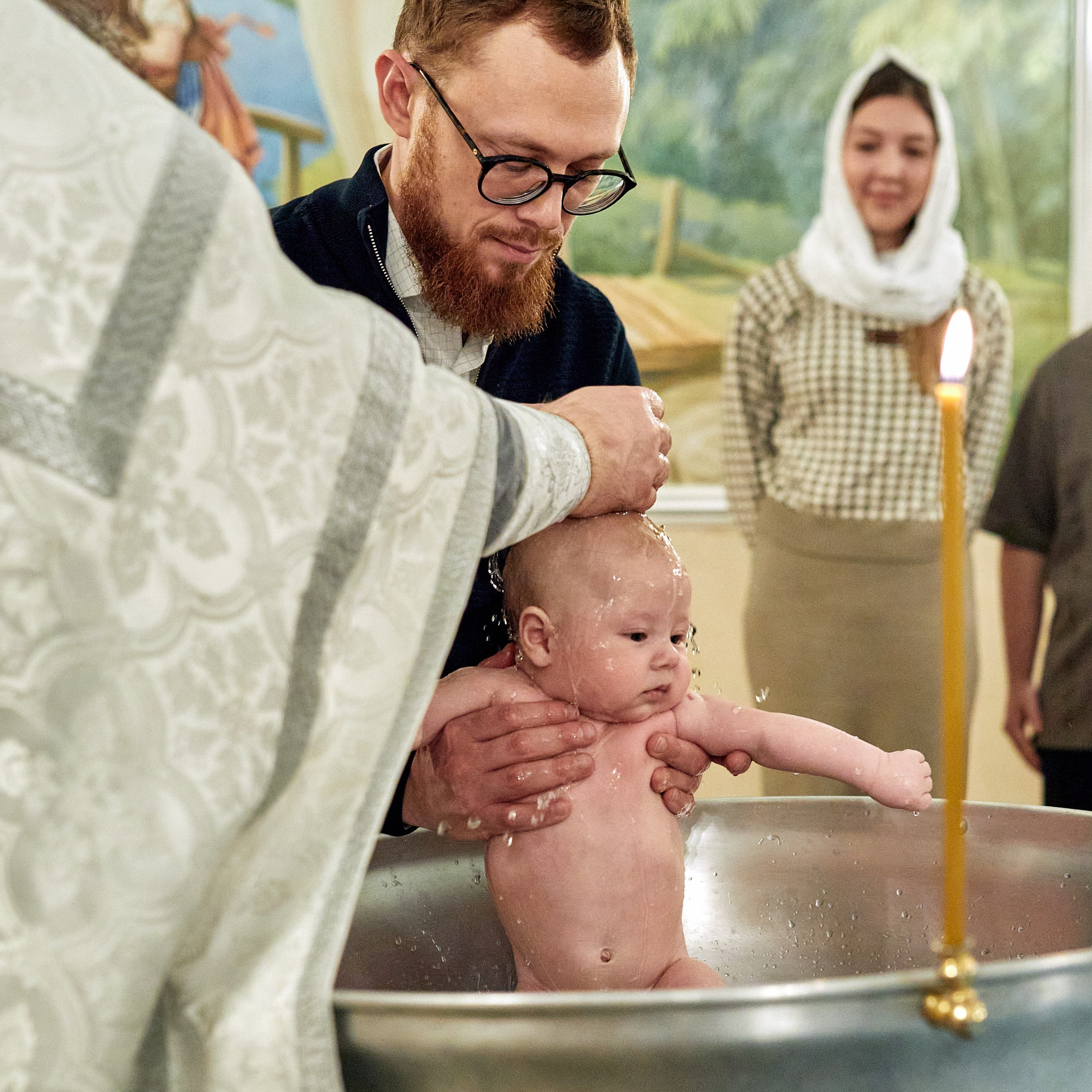 Фотосессия крещения в церкви благоверных Петра и Февронии Муромских – фото купания младенца в купели