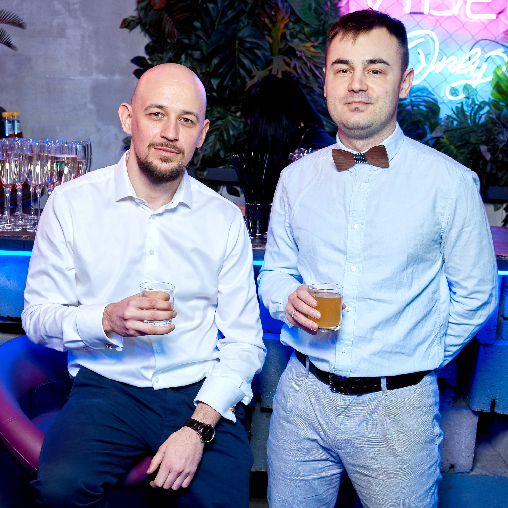 Корпоративная съёмка сотрудников рекламного агентства – фотография двух коллег