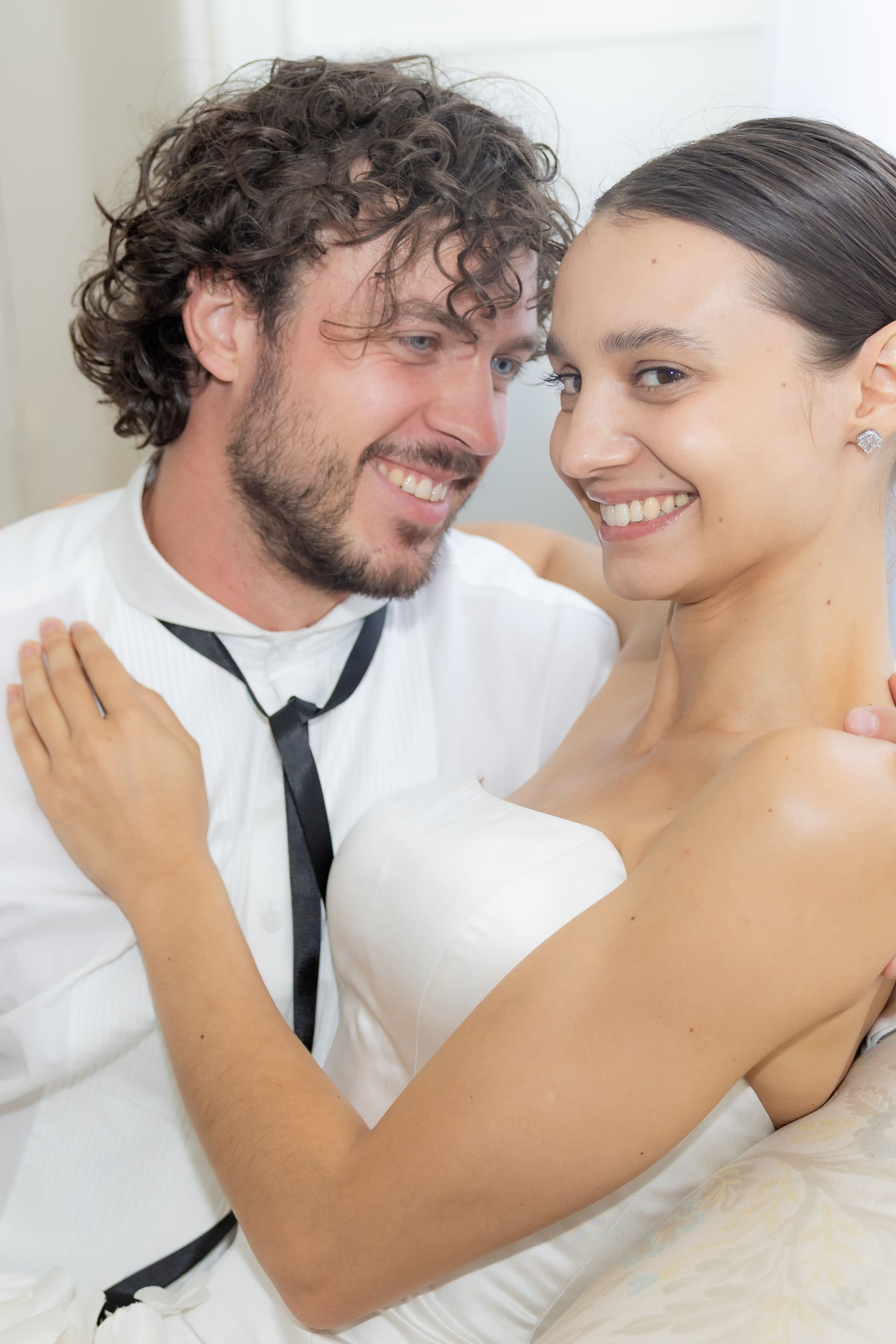 романтический портрет влюблённой пары в светлом интерьере, фотосессия Love Story, фотограф Карасёва Елена