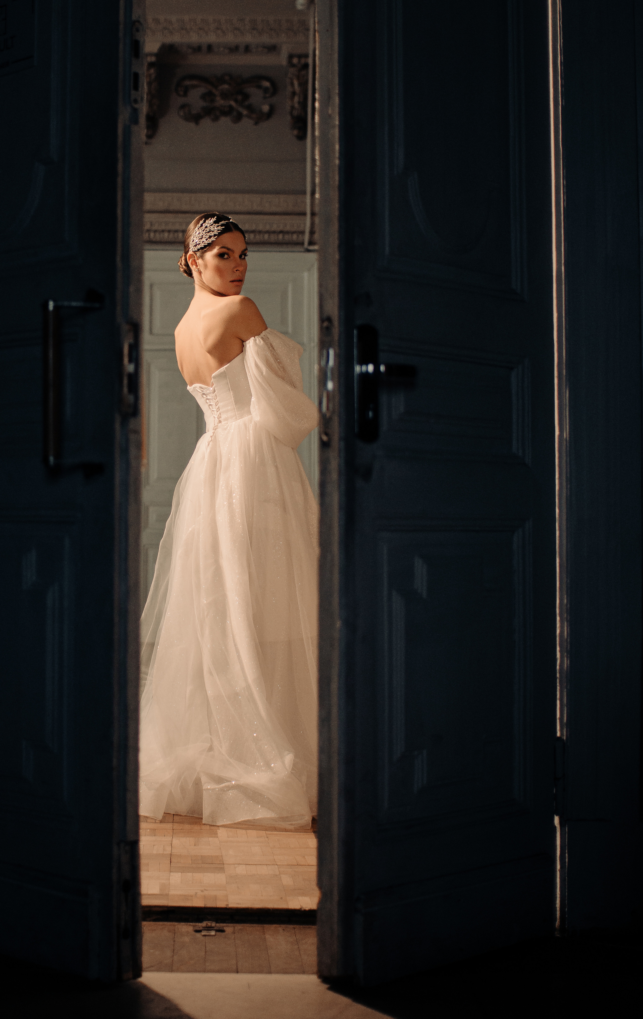 Фотосессия в старом особняке Москвы для невесты. Жуков Илья  свадебный фотограф в Москве