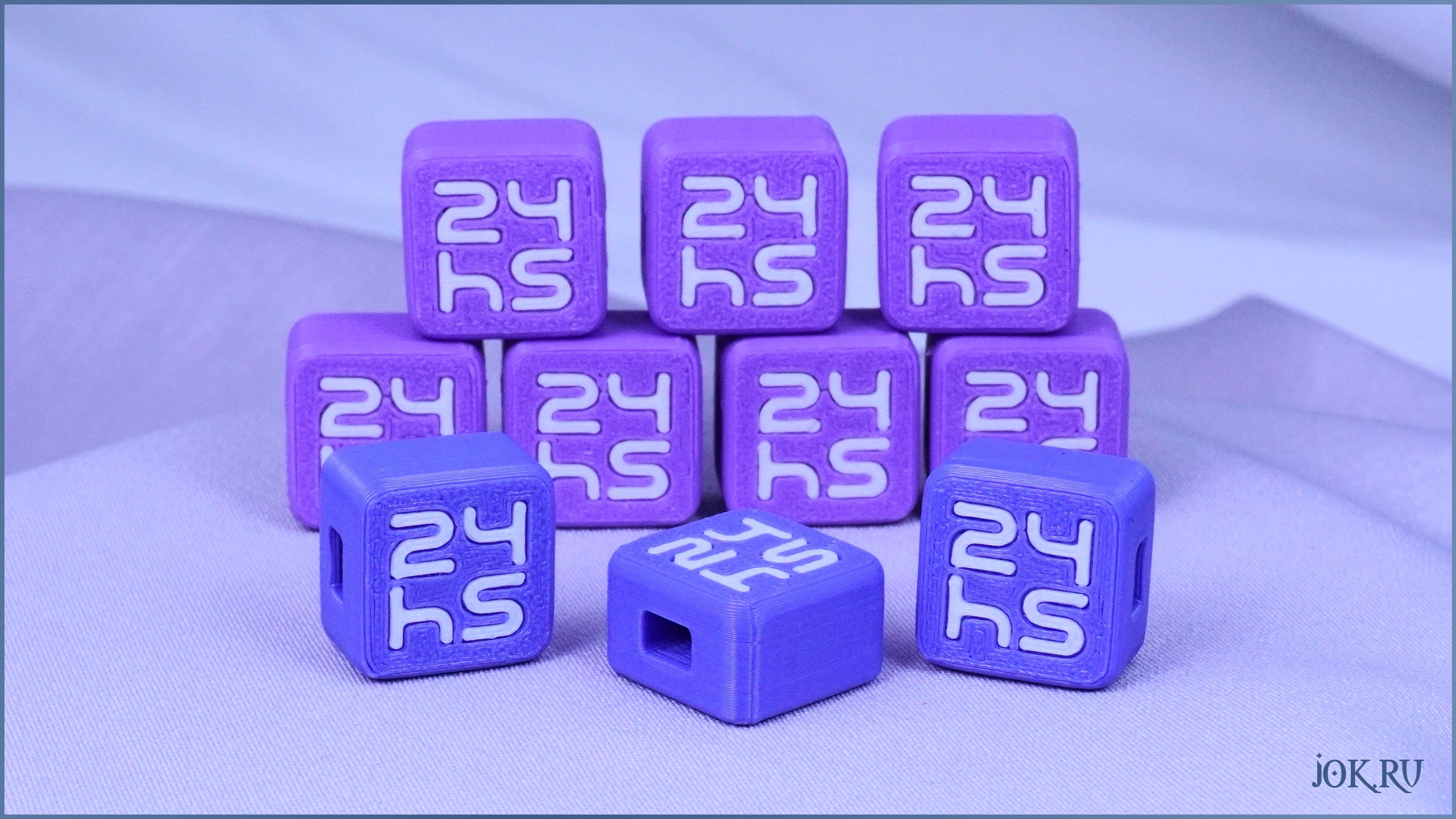 Процесс двухцветной 3D печати FDM пластиковых бусин с логотипом компании на принтере.