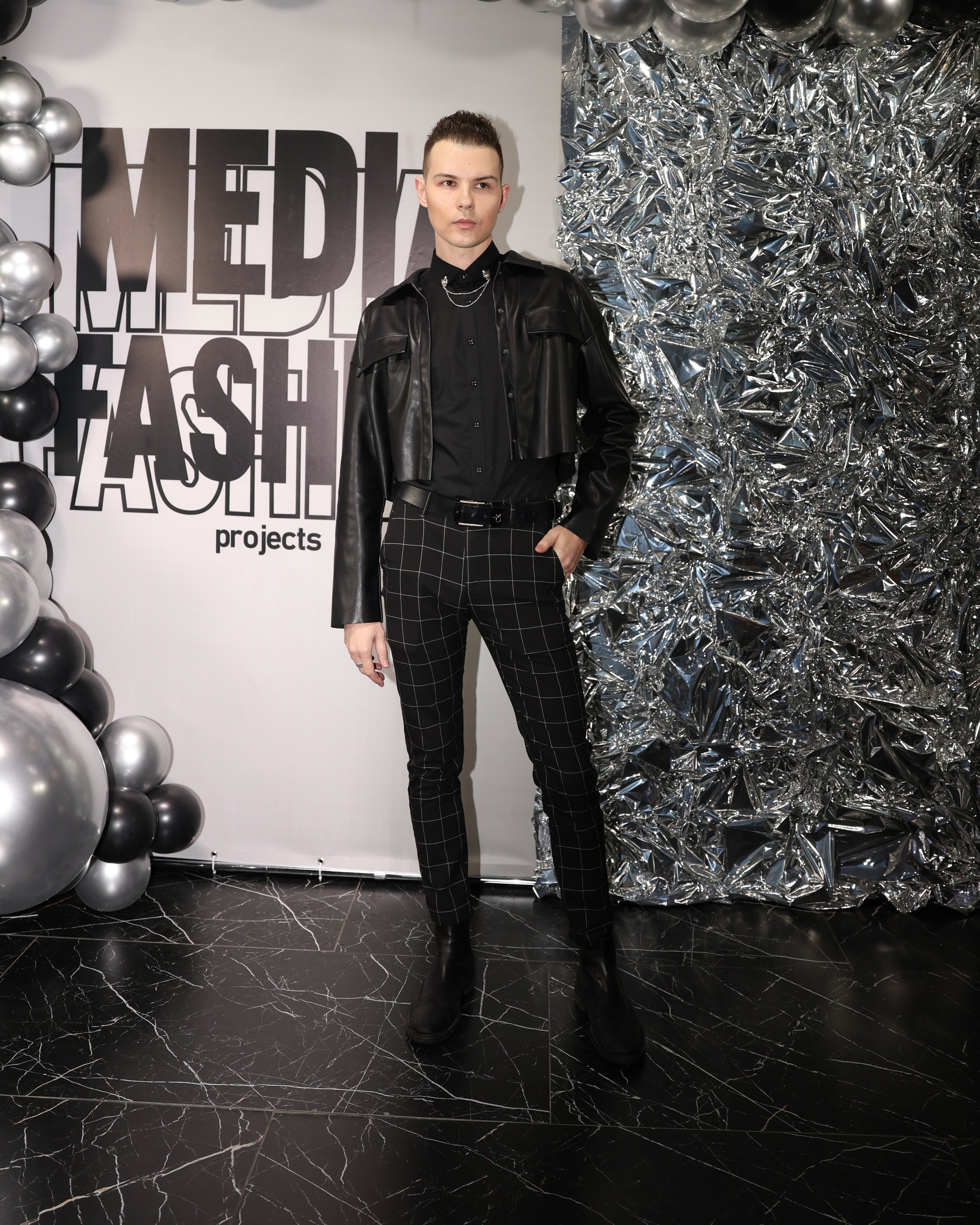 Media fashion медиа фэшн репортажный фотограф в Москве репортаж репортажное фото события мира моды Мария Алексеева мода мужчина в черном стиль