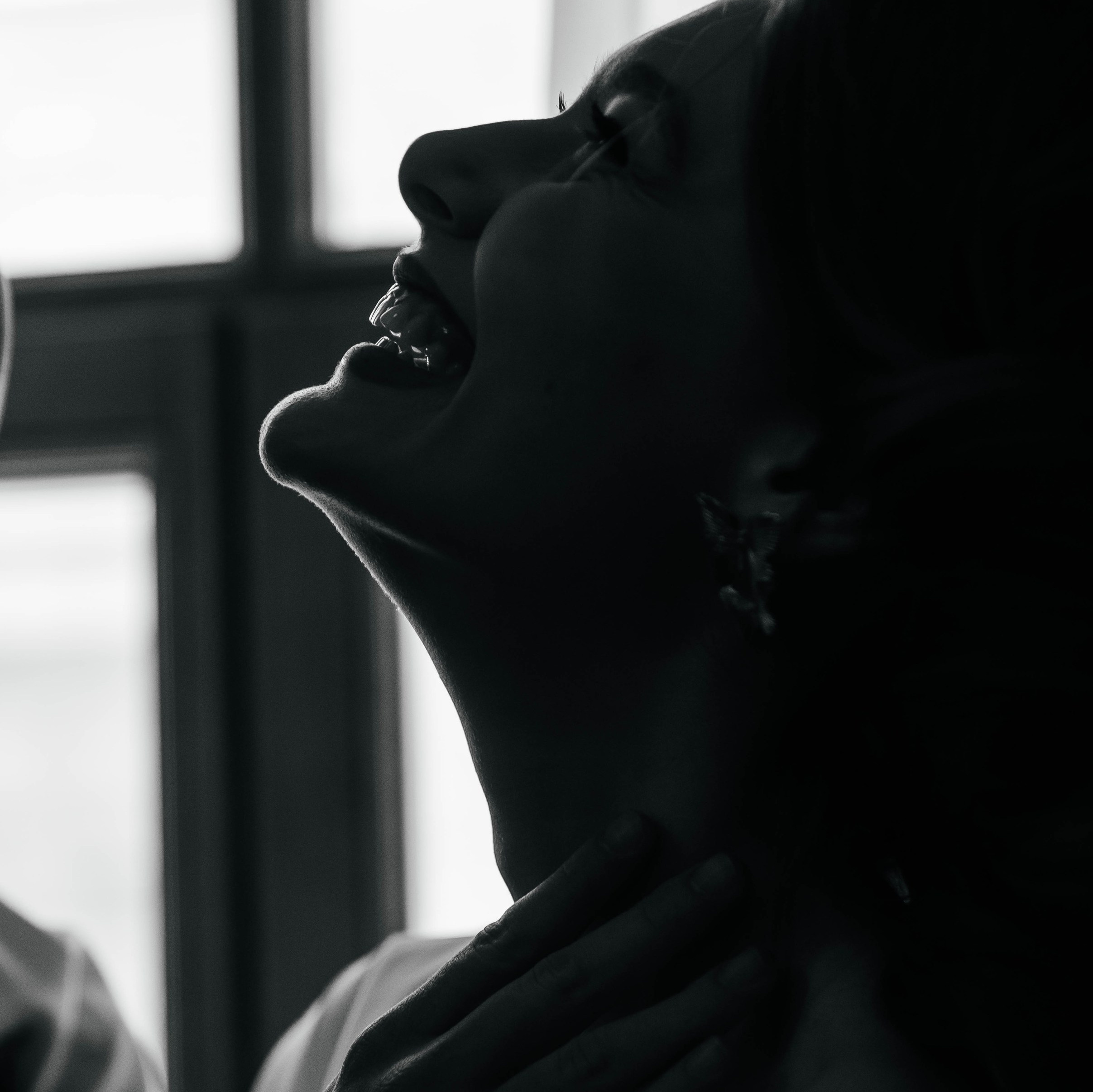 Счастливая невеста улыбается на чёрно-белой фотографии