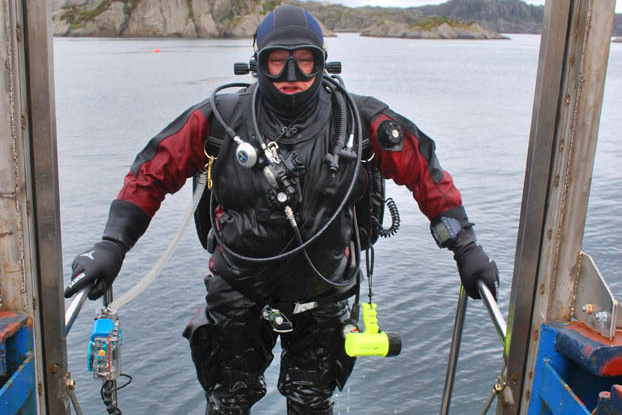 Слава Романович в сухом гидрокостюме.