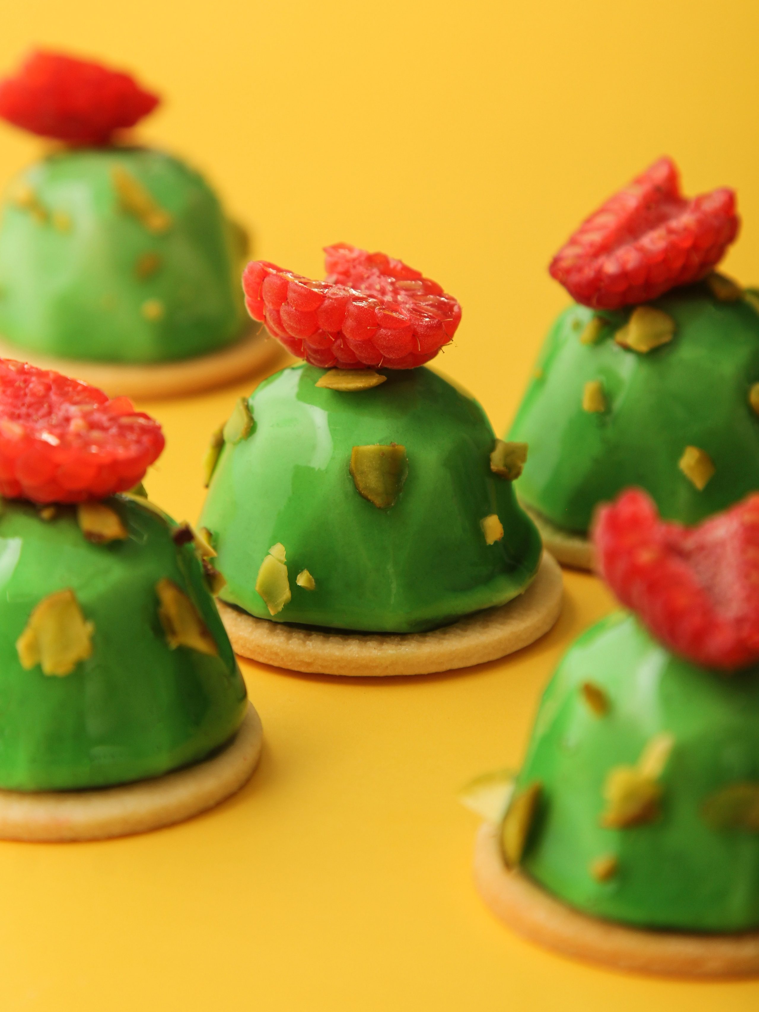 Яркий десерт на желтом фоне | Профессиональная фуд съемка СПб