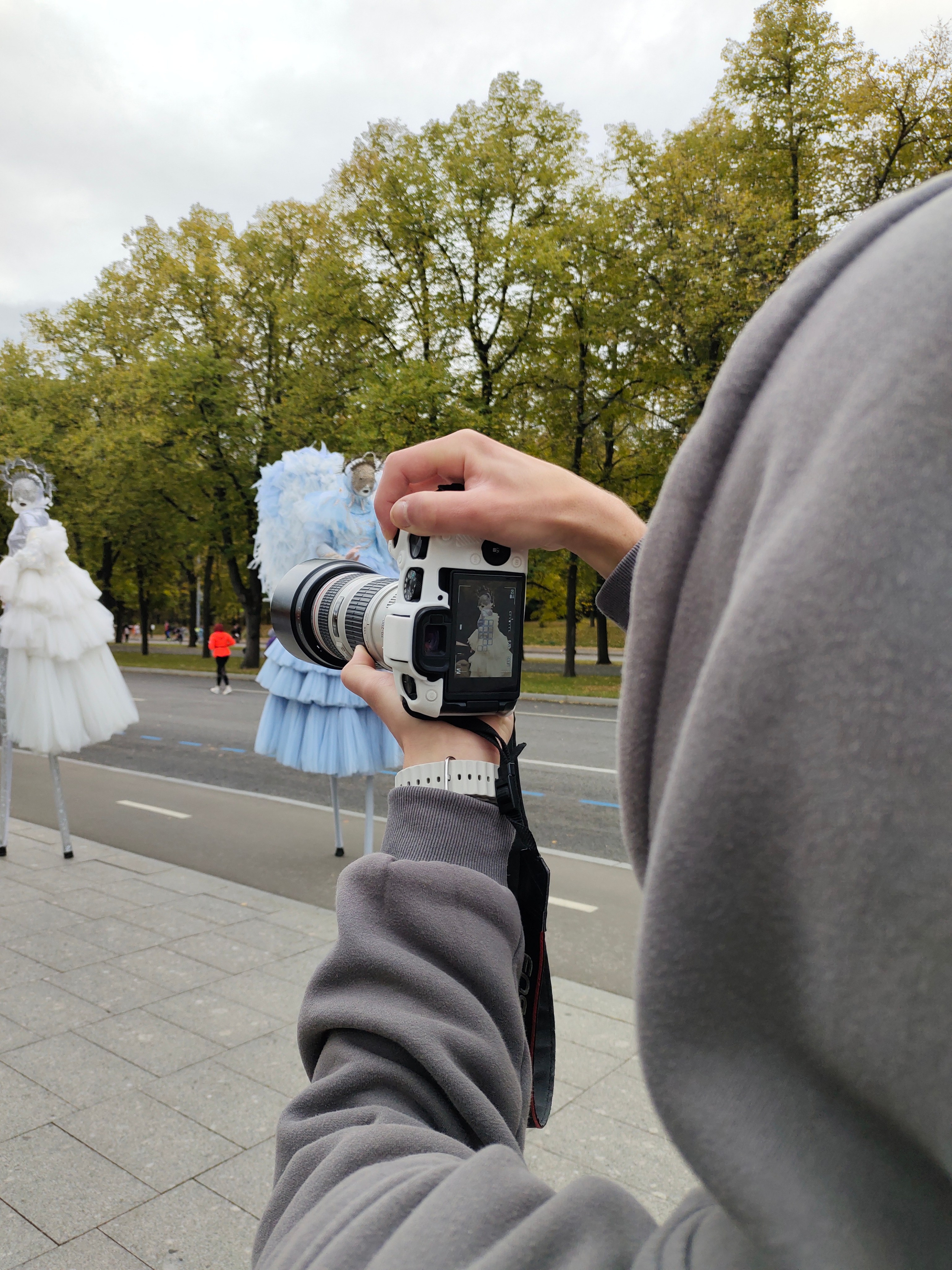 Фото и видео с площадки. Мимы и Ходулисты на встречу гостей. Москва