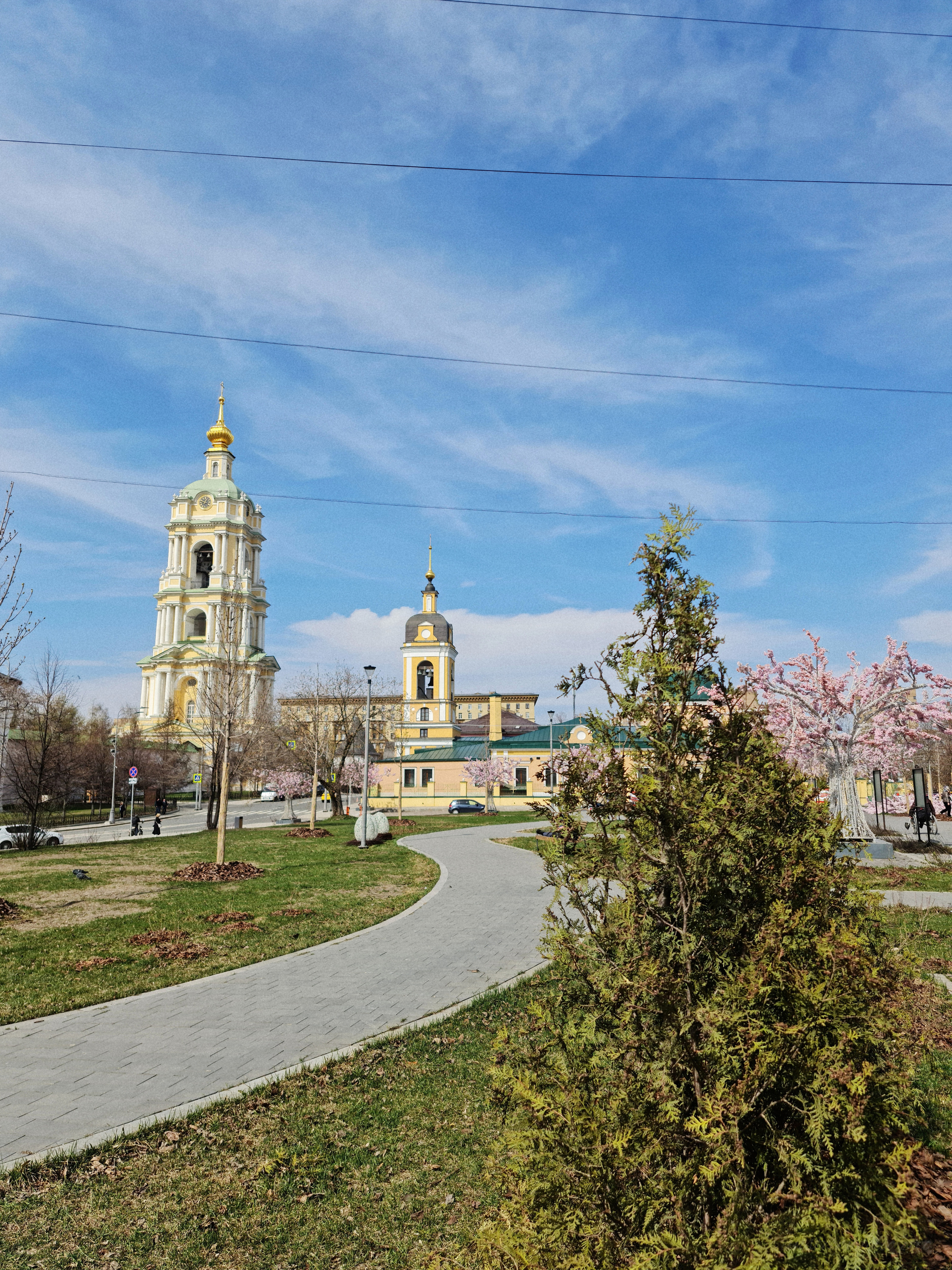 Вид на Новоспасский ставропигиальный мужской монастырь. Фотография весной перед Пасхой.
