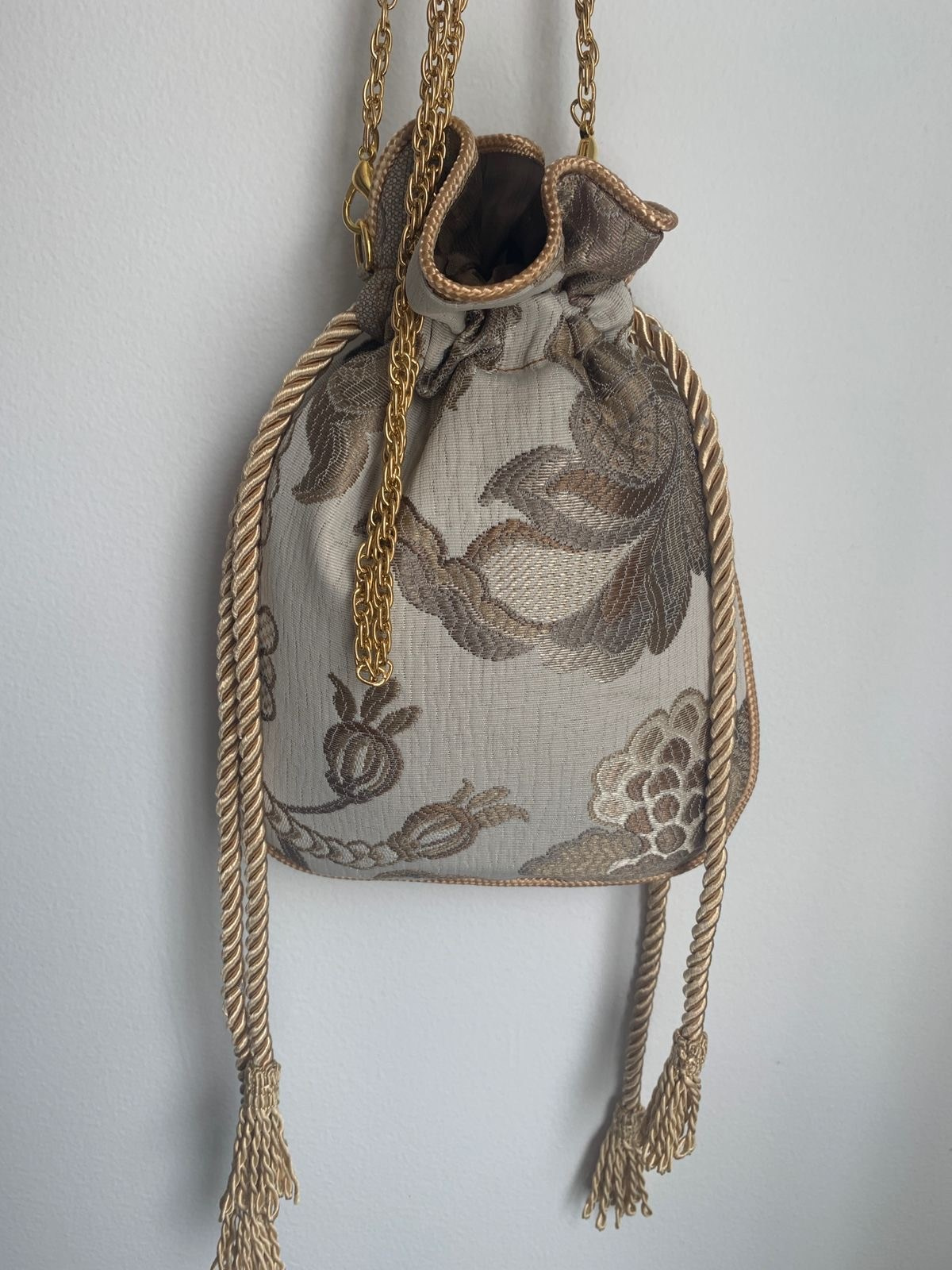 Фактура бархата на сумке кисете крупным планом