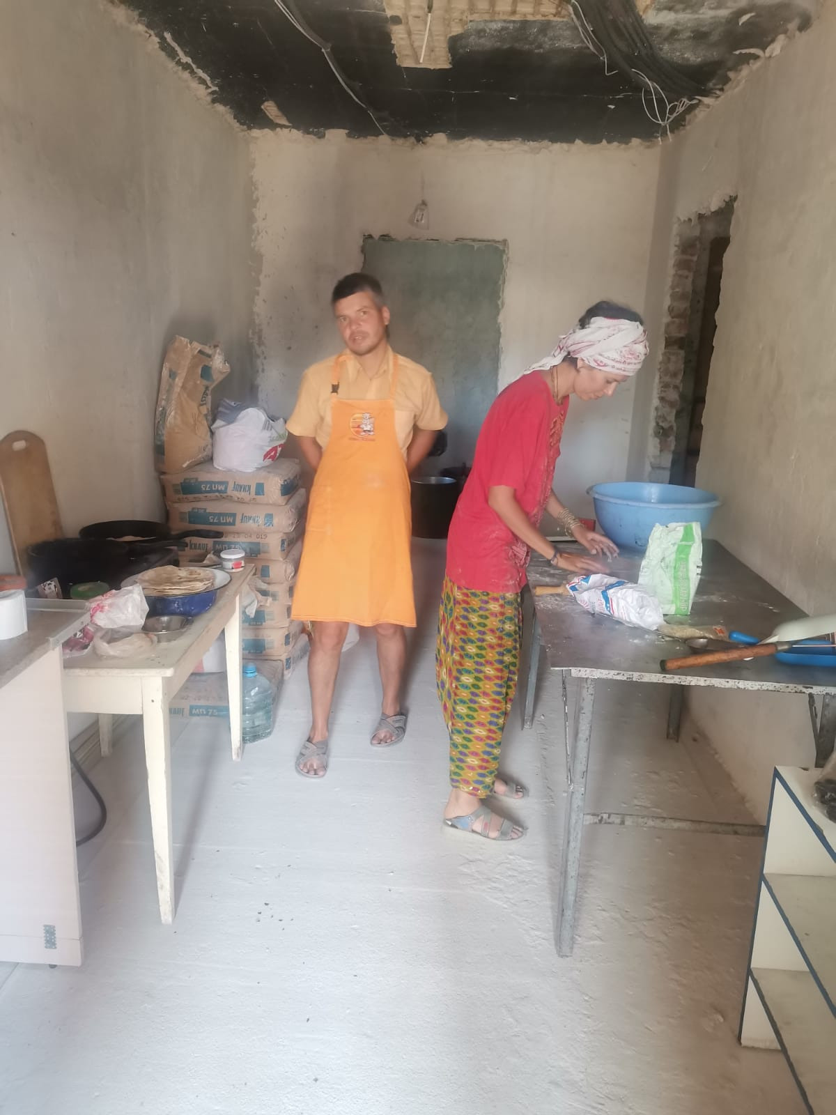 Раздача горячей пищи в Мариуполе, весна 2022 г. Пища для Жизни