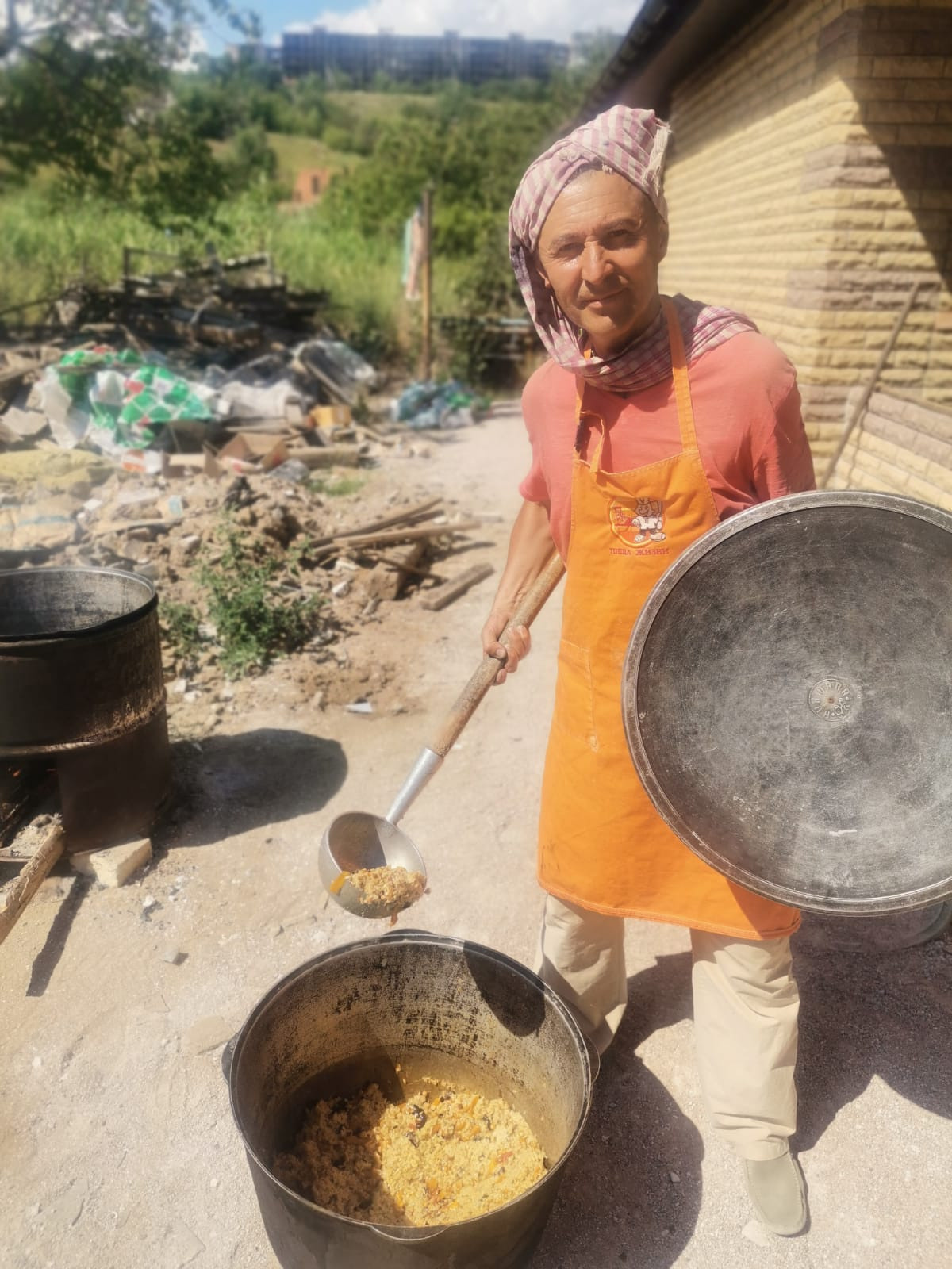 Раздача горячей пищи в Мариуполе, весна 2022 г. Пища для Жизни