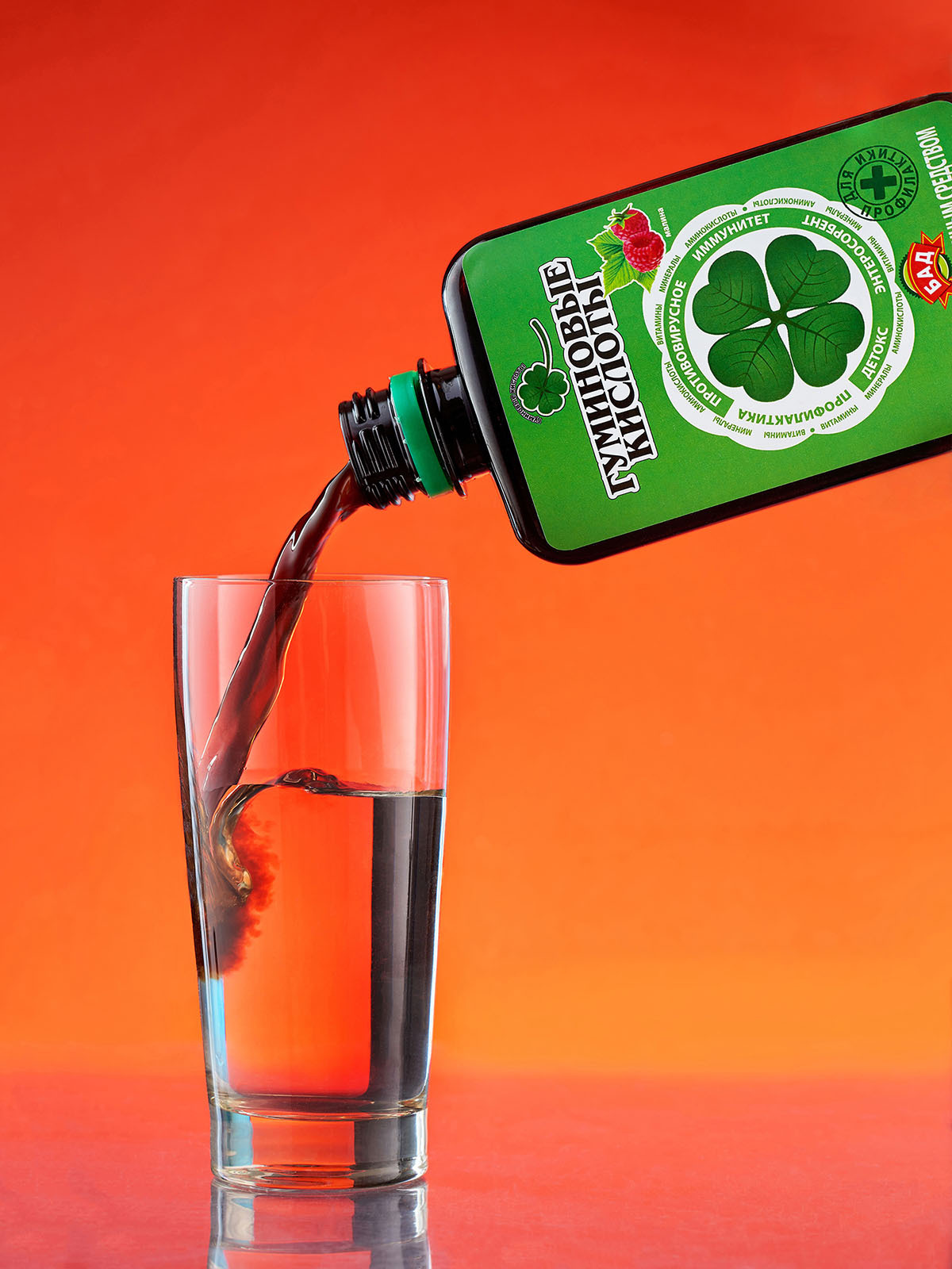 Бутылек бад со стаканом воды - предметная имиджевая съемка на цветном фоне с реквизитом, фотосъемка для карточки товара Ozon