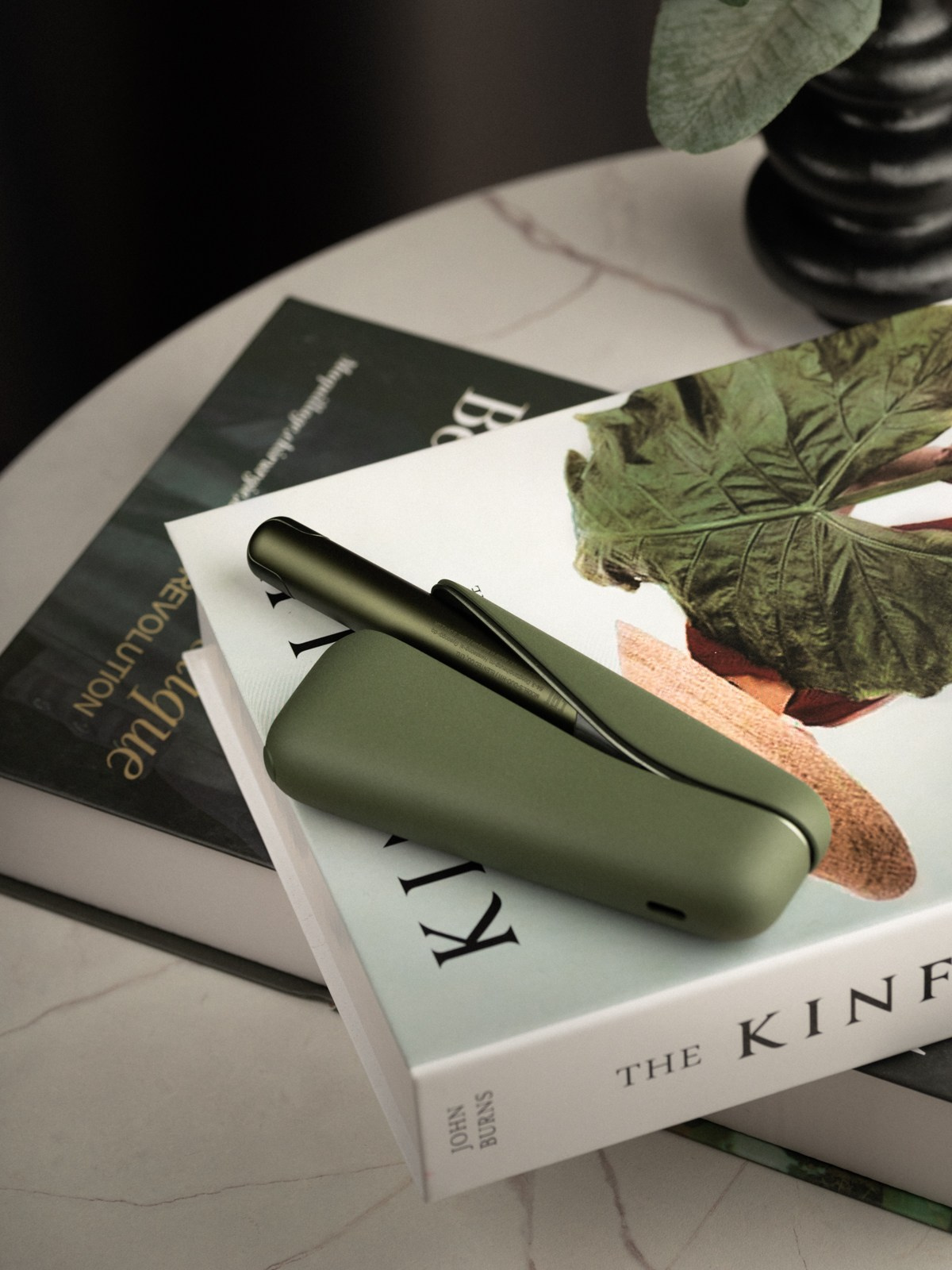 Атмосферная предметная съёмка IQOS на книгах для бренда и рекламного контента
