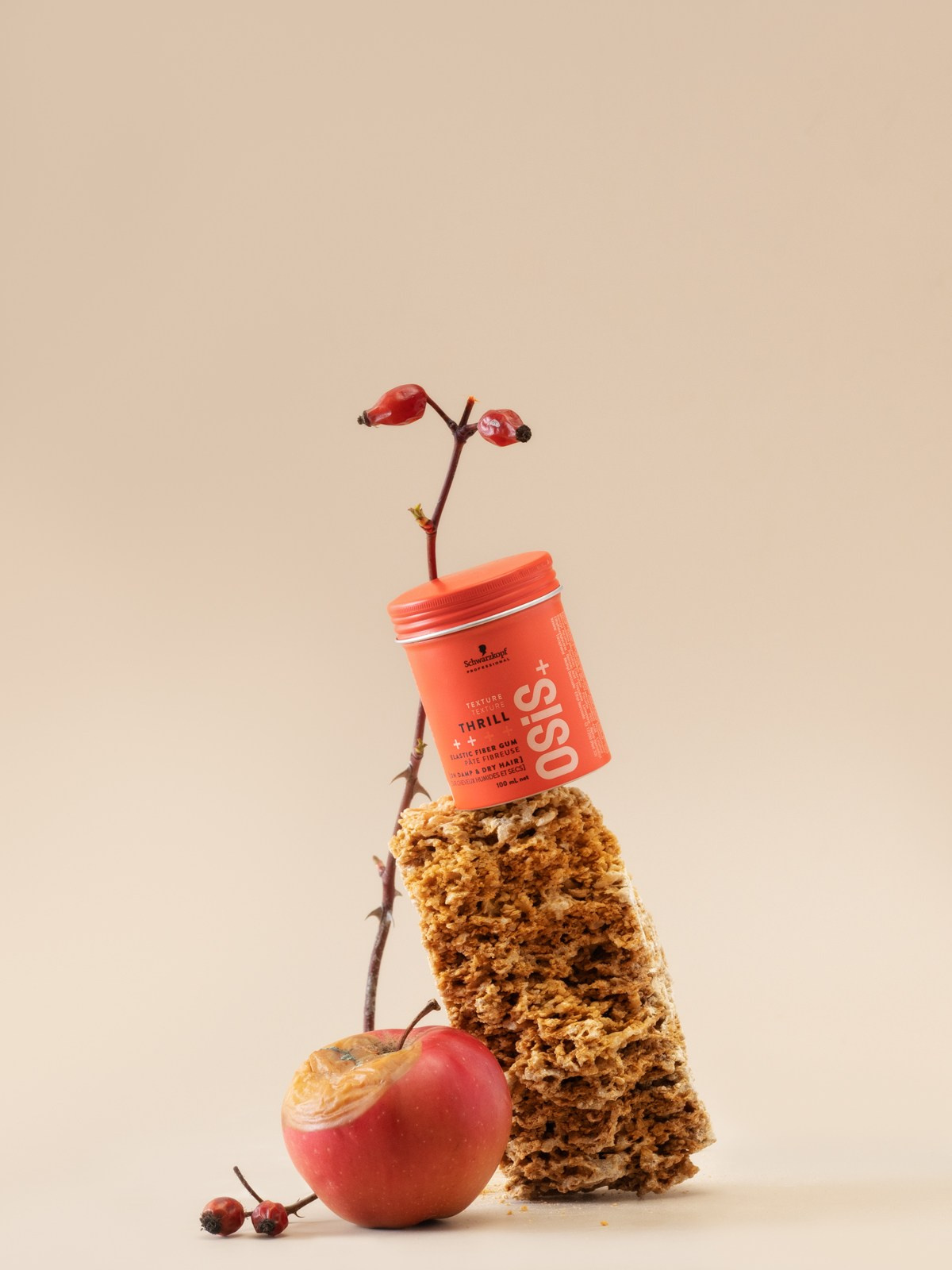 Креативная предметная фотография банки Osis Texture Thrill с яблоком, шиповником и фактурной губкой на нейтральном фоне