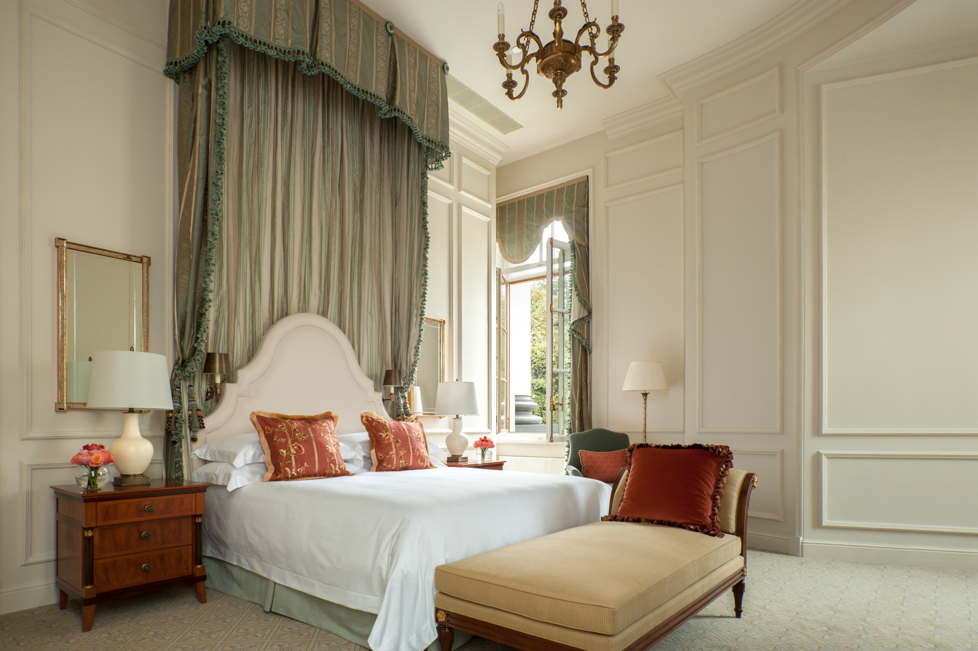 Выбрать лучшие гостиницы и отели на свадьбу для утра невесты в Санкт Петербурге. Свадебный фотограф в Москве Элина Ларченкова. Фото, которые цепляют