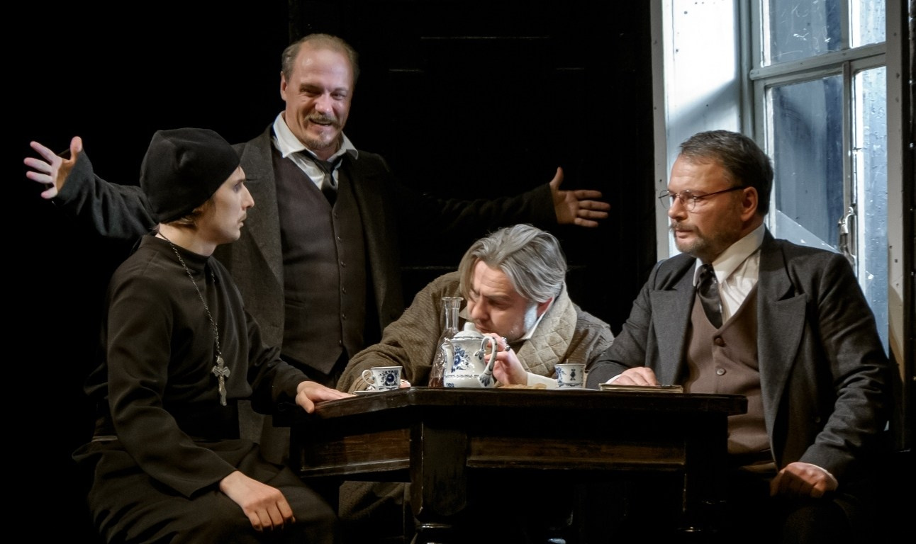 Спектакль Сергея Федотова «Карамазовы» на сцене пермского театра «У Моста». Журнал о самом особенном. Пермь и Пермский край