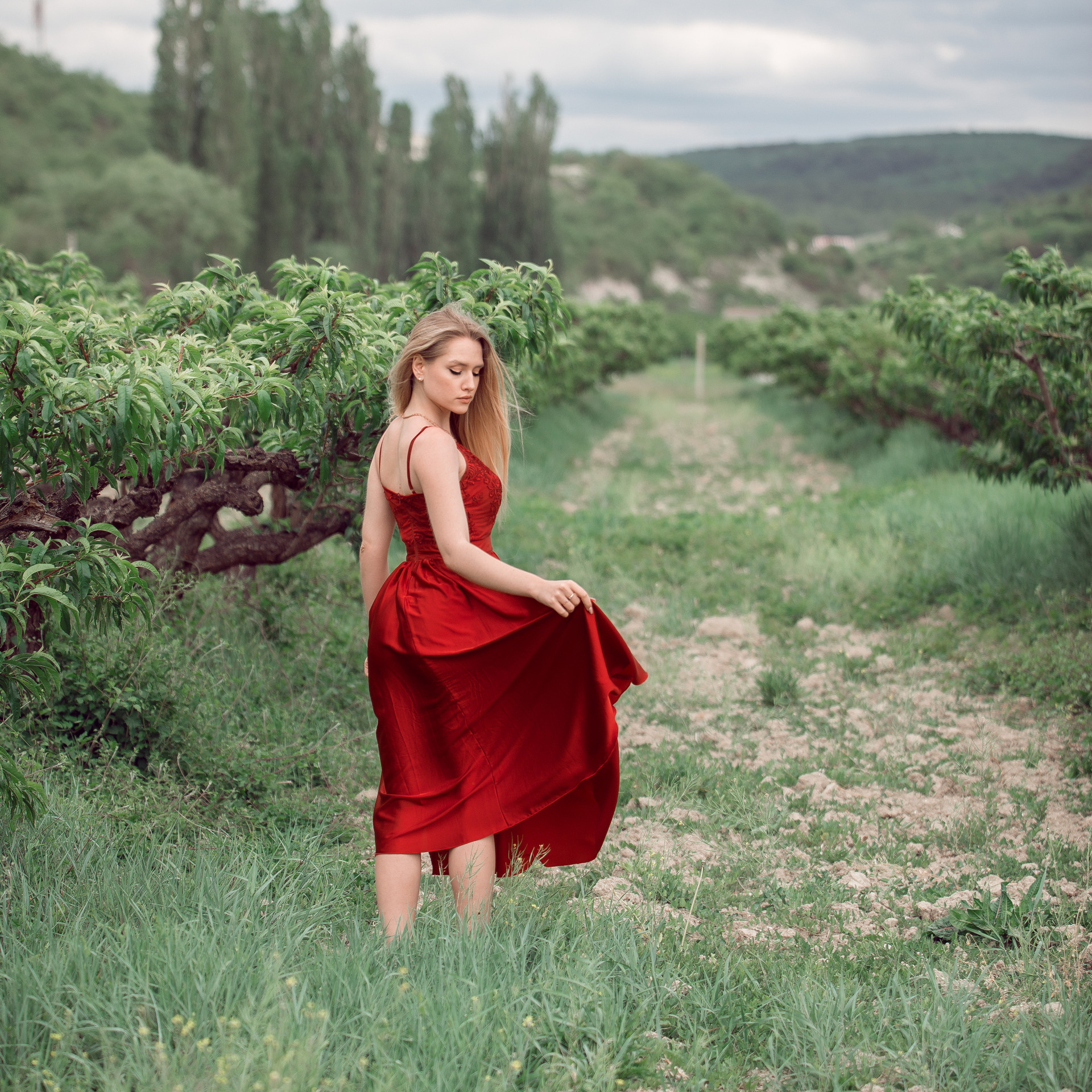 Фотосессия в персиковом саду в период цветения в Севастополе и Крыму