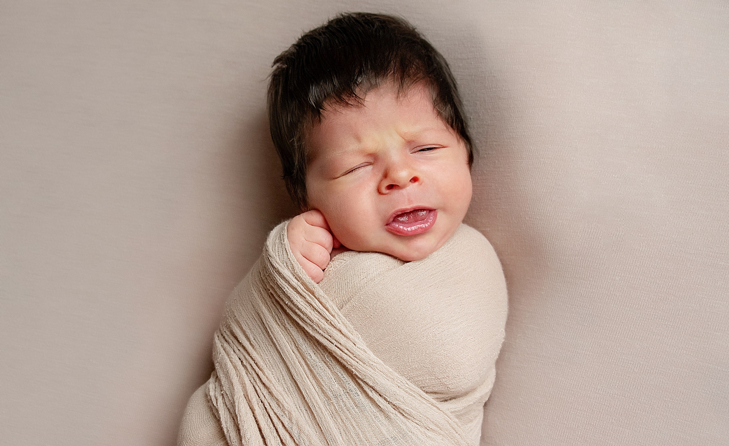 Фотосессия новорожденного с папой-полицейским в форме: нежность и защита