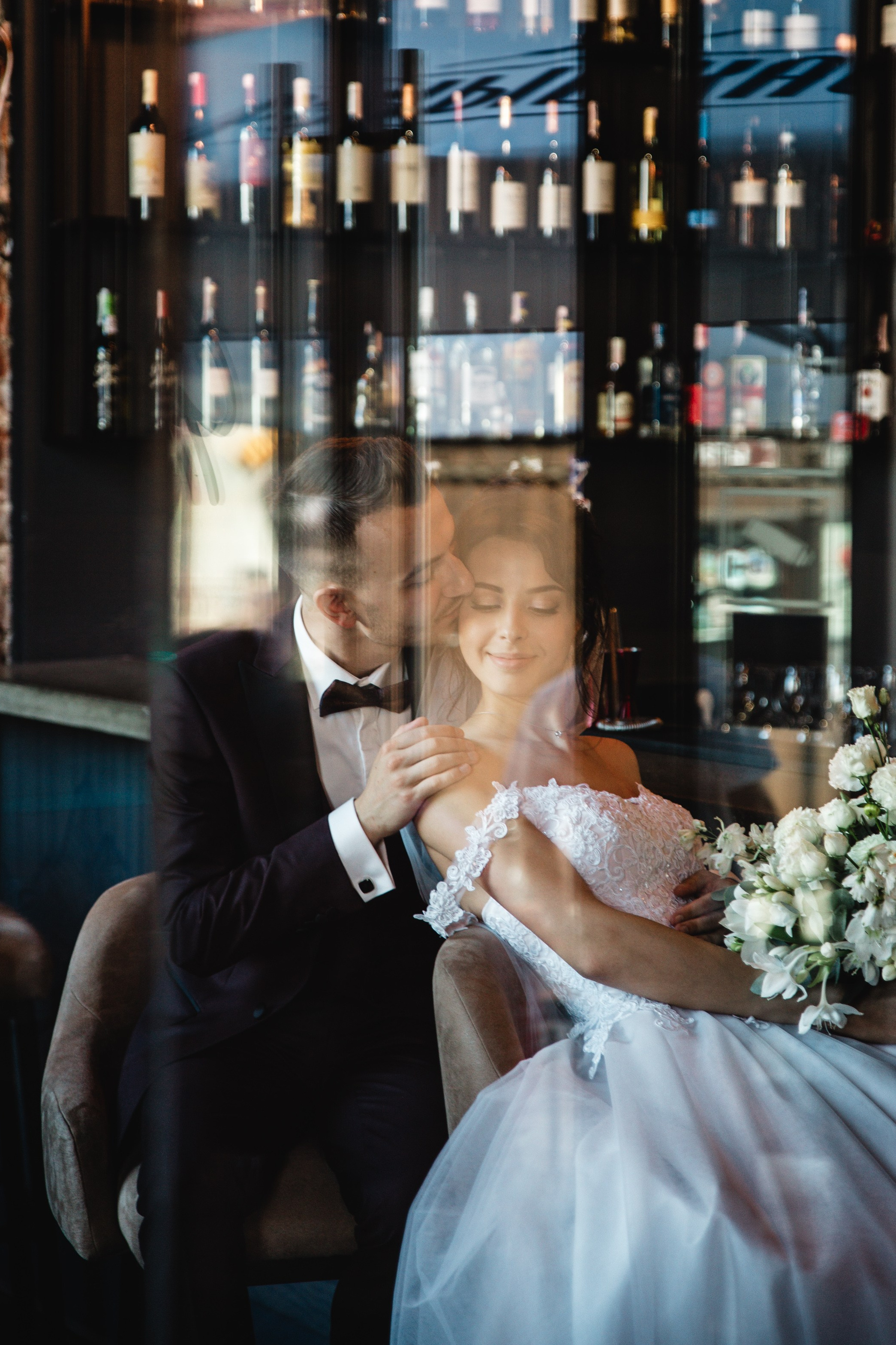 Свадебная фотосессия в Минске в любую погоду — креативная съёмка в дизайнерском пространстве