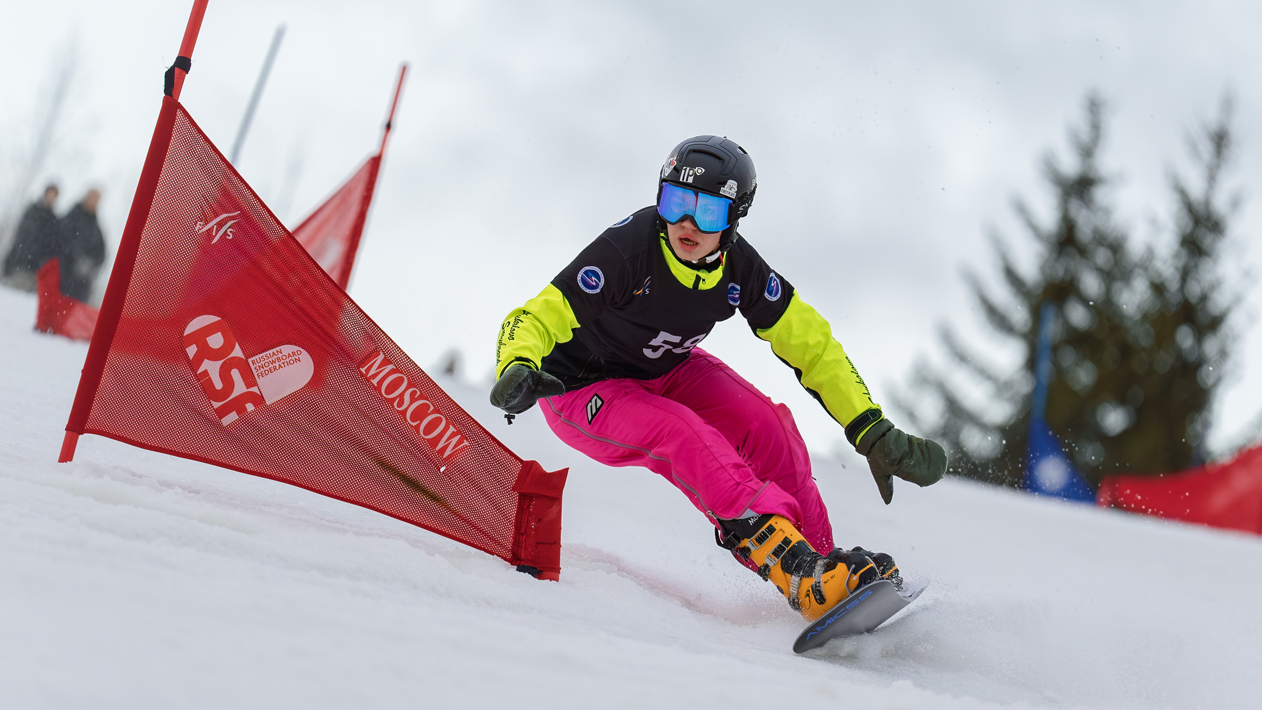 Фото с соревнований по горнолыжному спорту в Дмитровском городском округе Московской области 2024-2025. Фотограф Студитский Евгений