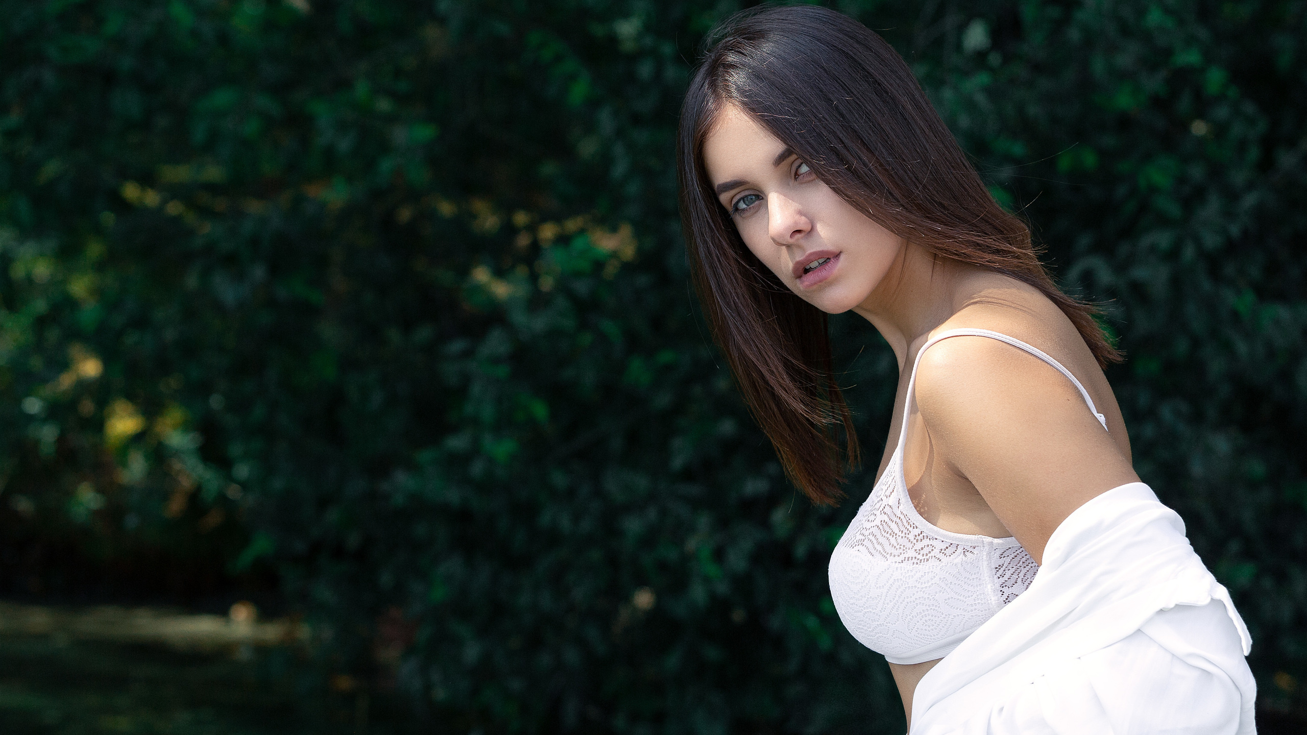 девушка в белой рубашке скинутой с плеч.