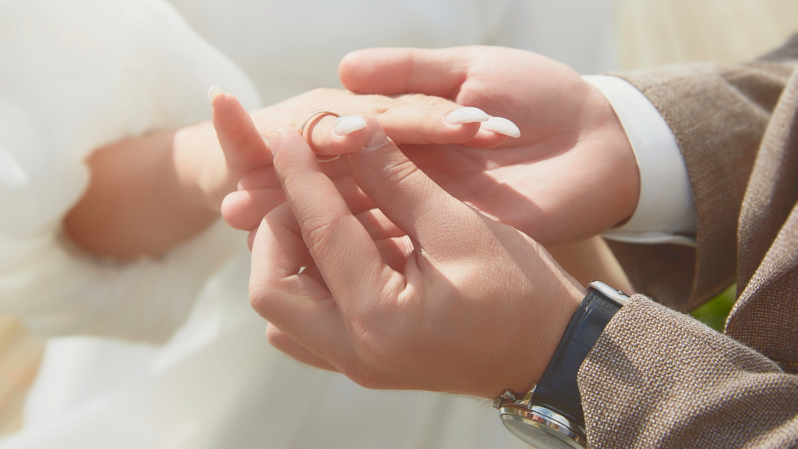 Жених одевает кольцо на палец невесты | свадебный фотограф Екатеринбург