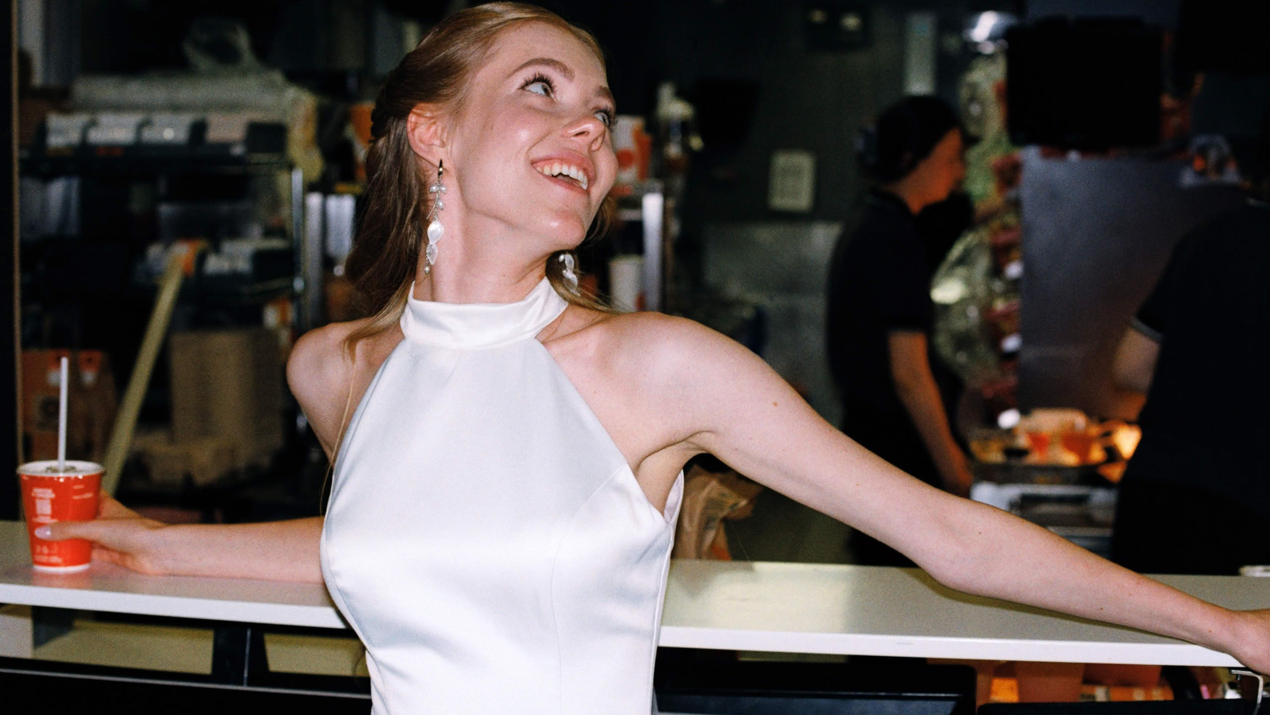 Невеста в белом платье улыбается и отдыхает в кафе, плёночная свадебная съёмка