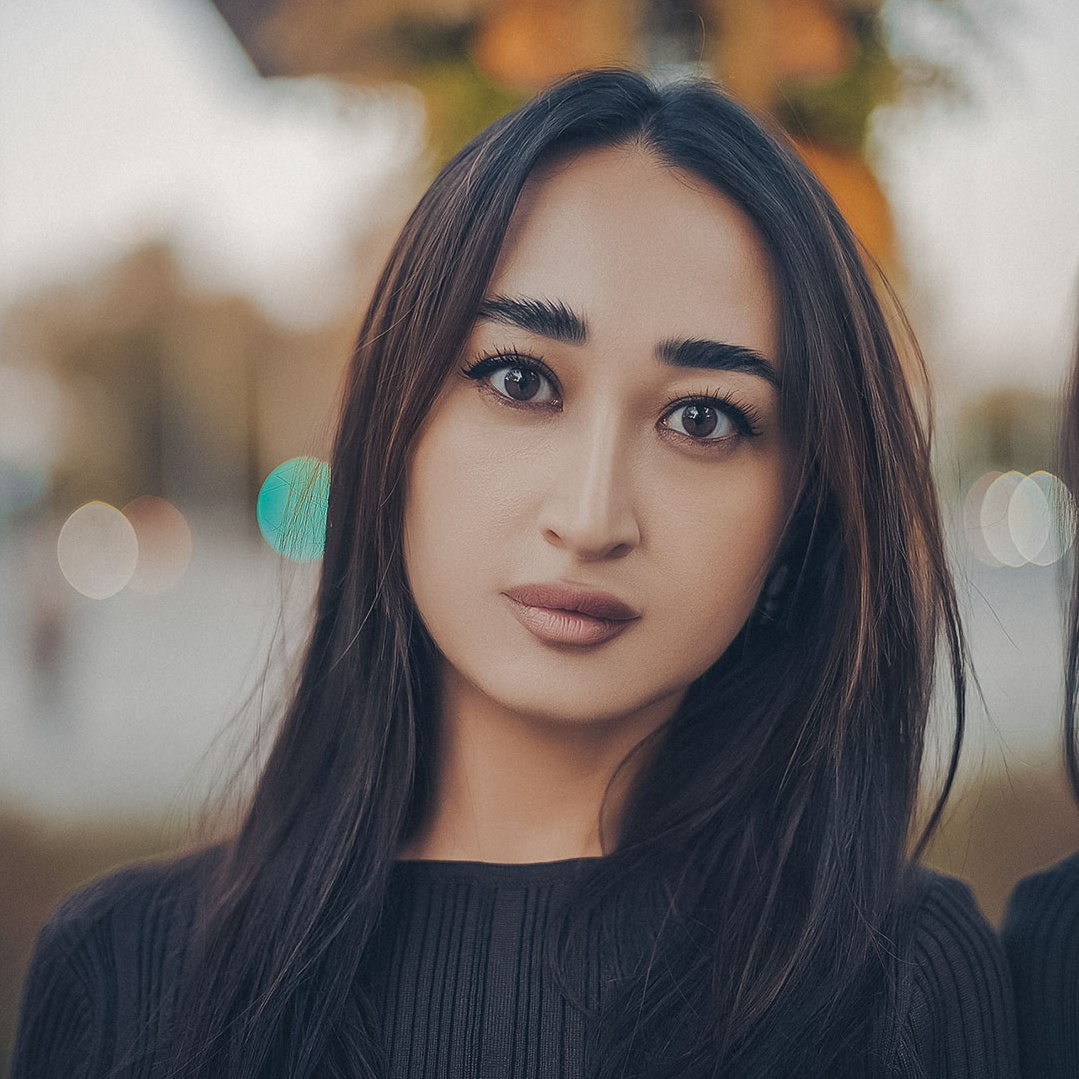 Девушка позирует на черном фоне в фотостудии в Караганда