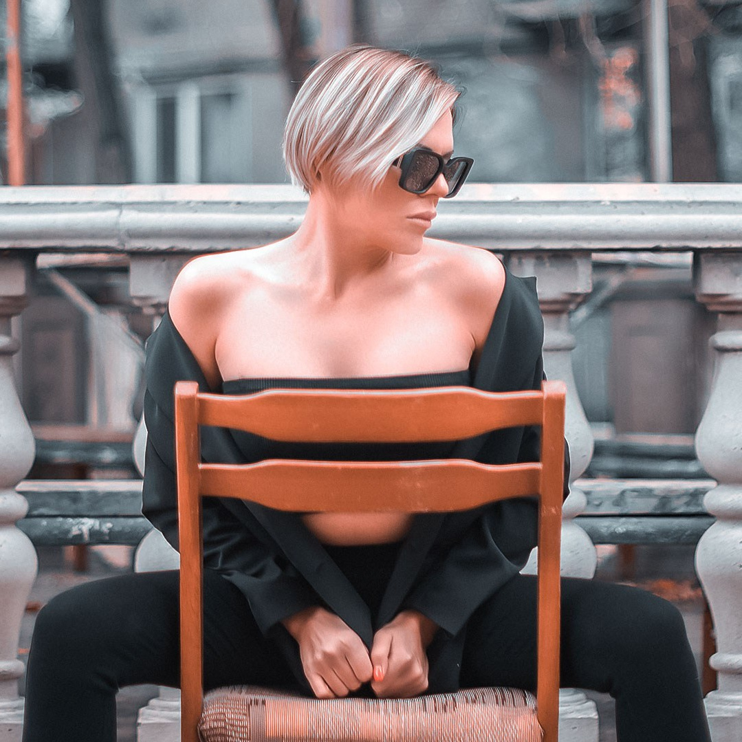 Девушка позирует рядом с театром имени Станиславского в Караганде, уличная фотосессия