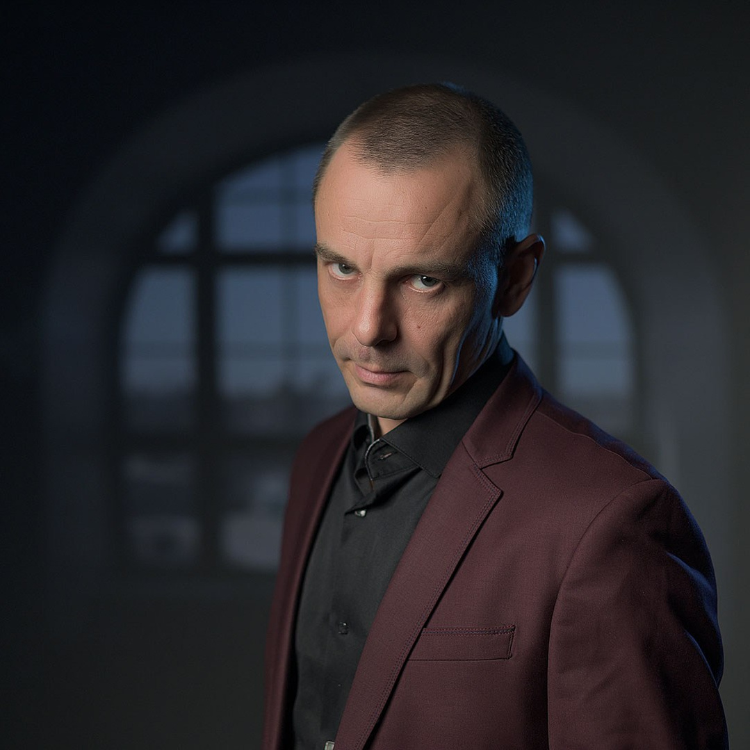 Девушка позирует в парке Караганды, уличная фотосессия