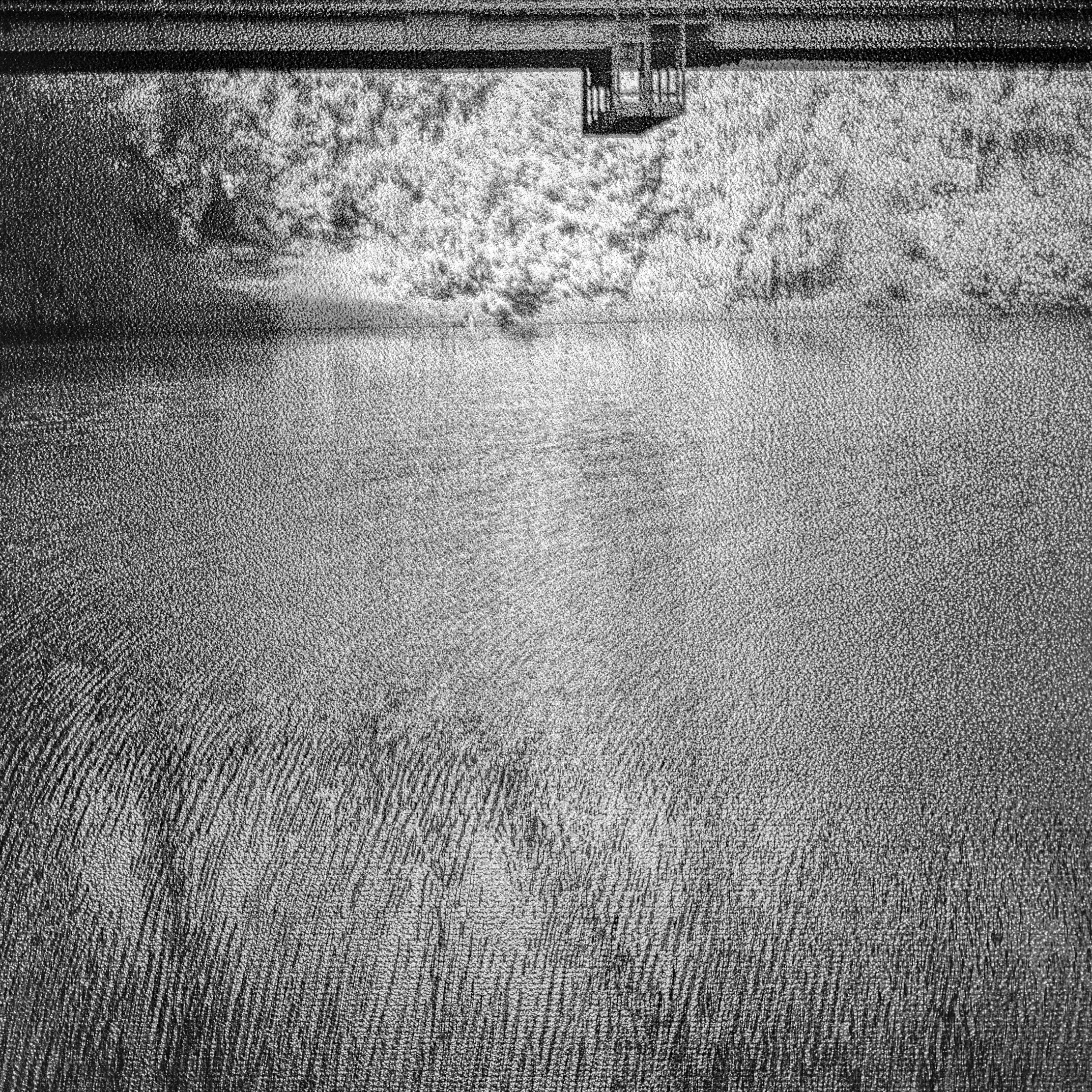 Хроно-течение Охты под заброшенным мостом. Роман Ходырев — эзотериолог, художник, фотограф и музыкант. Санкт-Петербург, Рига