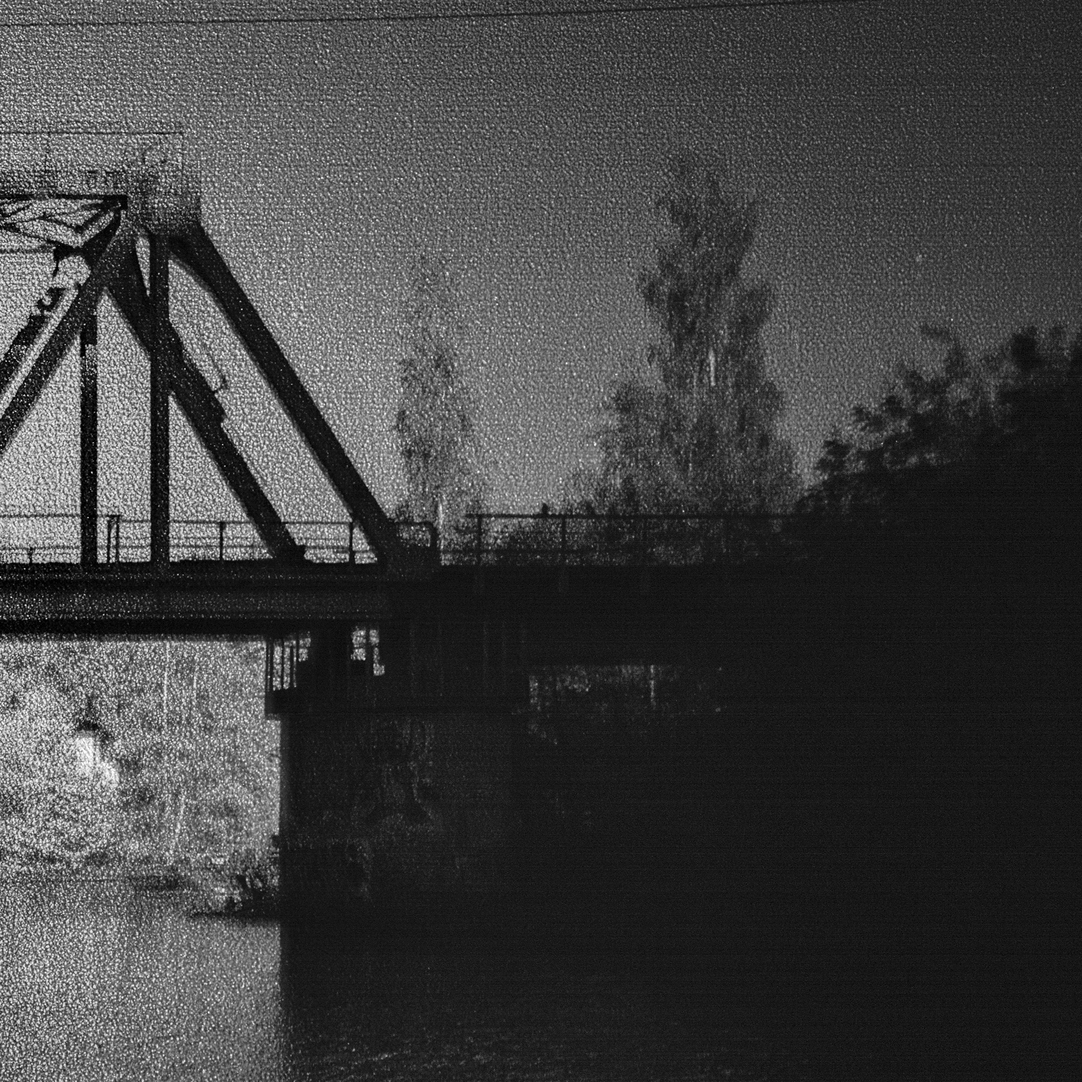 Хроно-течение Охты под заброшенным мостом. Роман Ходырев — эзотериолог, художник, фотограф и музыкант. Санкт-Петербург, Рига