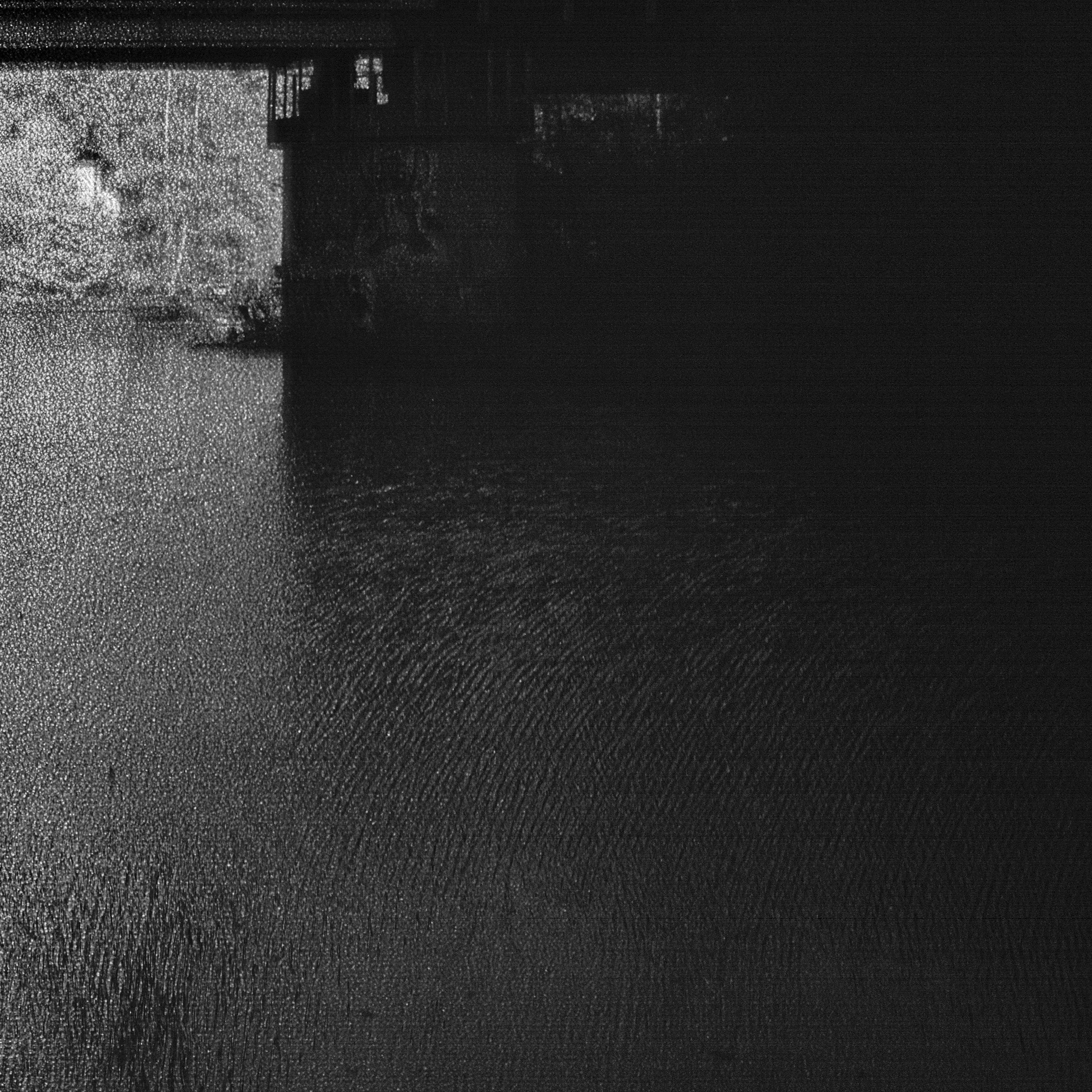 Хроно-течение Охты под заброшенным мостом. Роман Ходырев — эзотериолог, художник, фотограф и музыкант. Санкт-Петербург, Рига