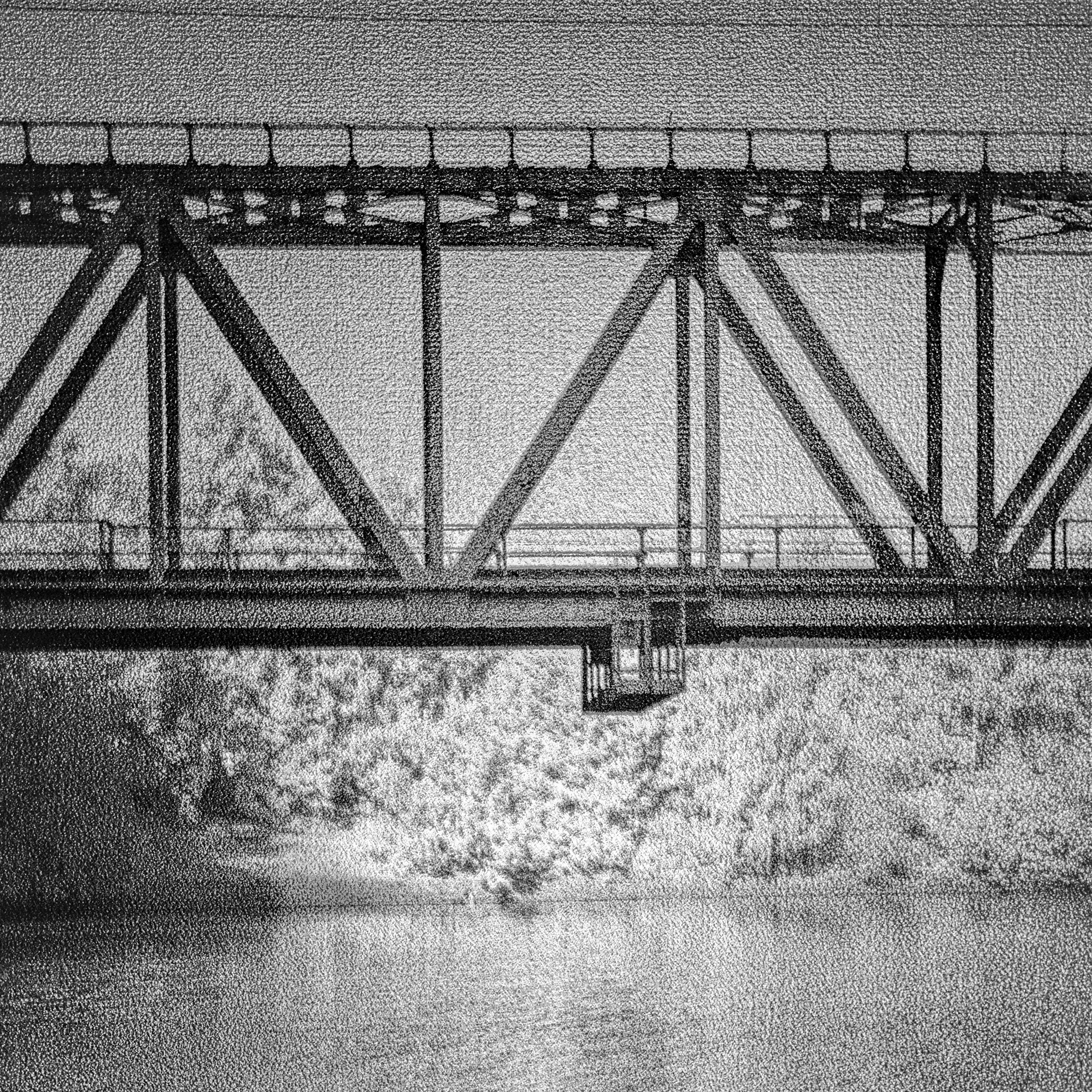 Хроно-течение Охты под заброшенным мостом. Роман Ходырев — эзотериолог, художник, фотограф и музыкант. Санкт-Петербург, Рига