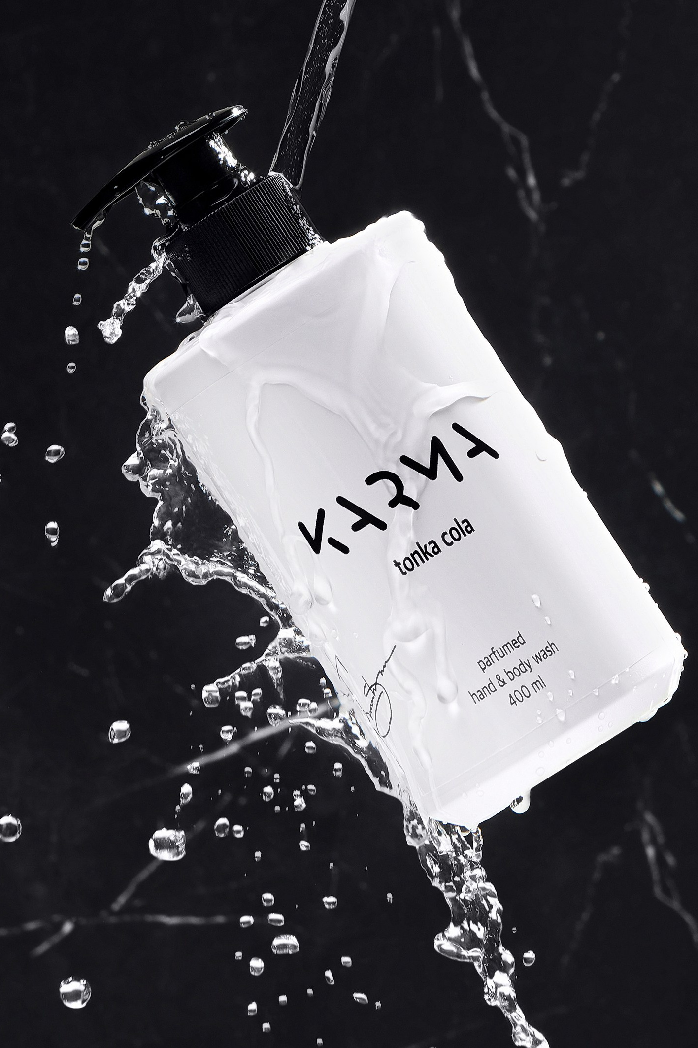 Профессиональная рекламная фотография косметики на однотонном фоне с гранитными тенями