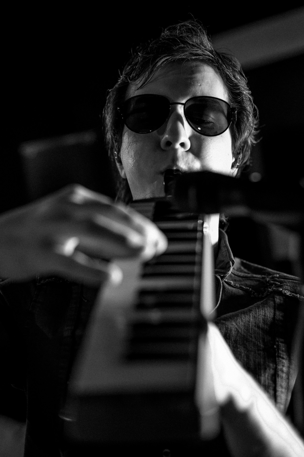 Музыкант играет на клавишах