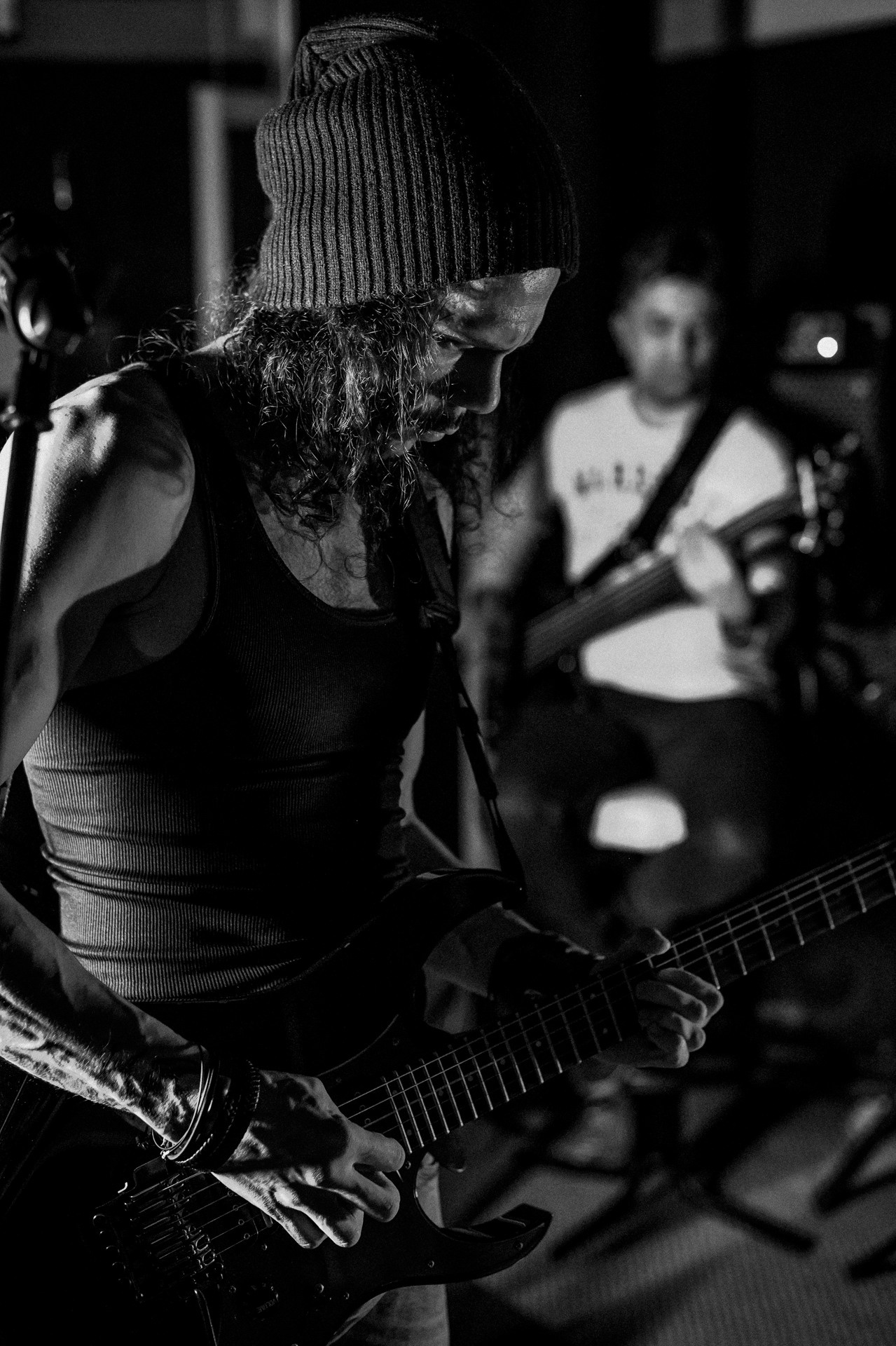 Черно-белый портрет музыканта с гитарой