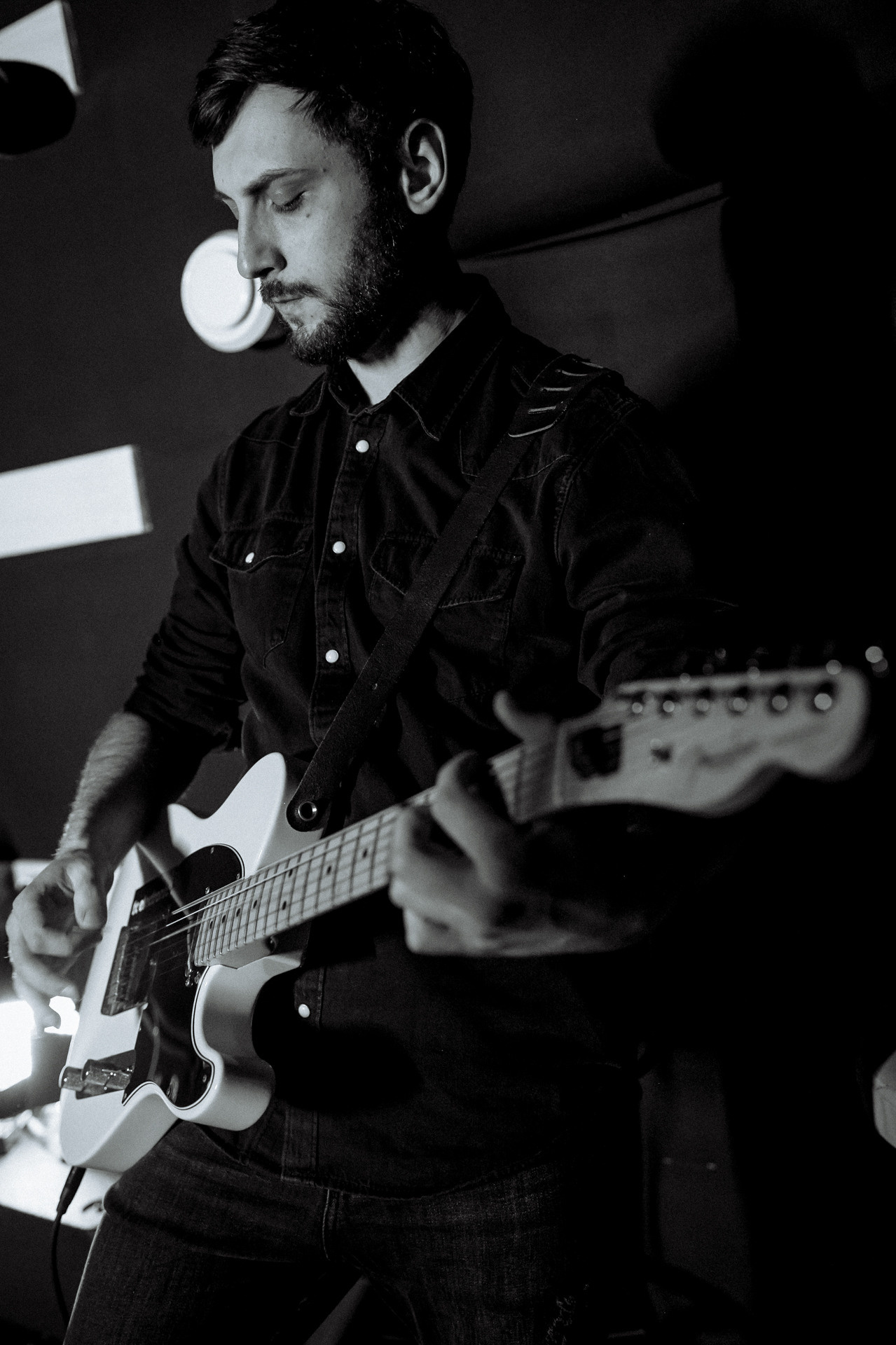 Гитарист с гитарой Fender