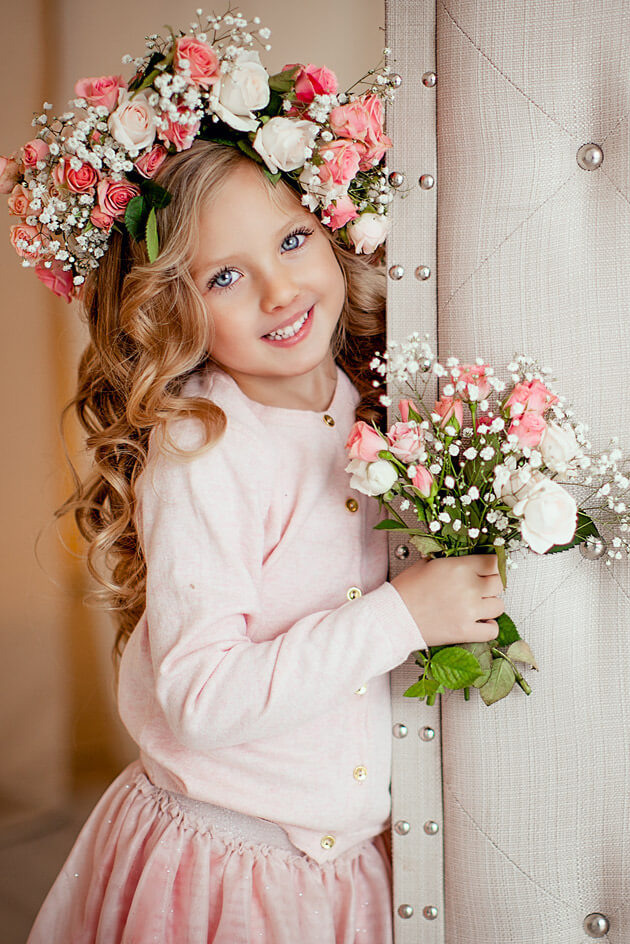 У фотосессии детей есть свои особенности, корни которых в той самой чудесной непосредственности:К детям нужен особый подход, особенно к малышам. Если его не найти, то ни мальчишки ни девчонки не станут «изображать» радость, если вообще согласятся фотографироваться. Или, в лучшем случае, это будут натянутые искусственные улыбки. Именно поэтому, самое важное в детской фотосъемке — найти контакт с ребенком. Это задача, как фотографа, так и самих родителей.Дети не сидят на одном месте, не смотрят прилежно в камеру и даже далеко не всегда отзываются, когда их зовут. И это прекрасно. Они естественные и живые. В этом и состоит искусство детской фотосессии — поймать момент искреннего смеха, улыбки или неподдельного удивления. Превратить недолговечную секунду в снимки, которые останутся навсегда.Профессиональный детский фотограф должен идеально владеть этими навыками. И тогда вы получите яркие, живые и эмоциональные фотографии и массу приятных впечатлений от самой фотосессии.